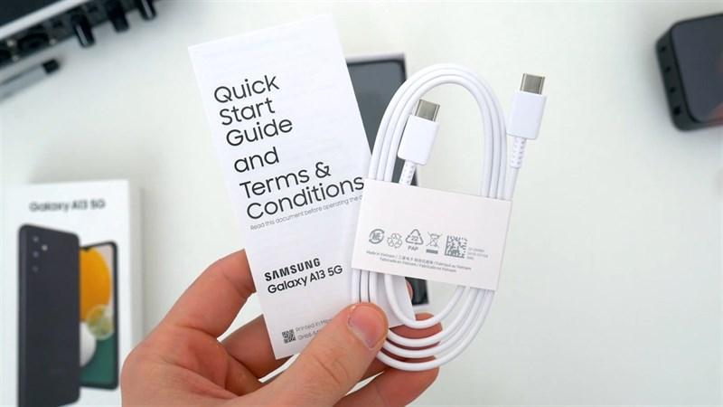 Bên trong hộp gồm Galaxy A13 5G, sách hướng dẫn sử dụng, cáp sạc USB-Type C và que chọc SIM.