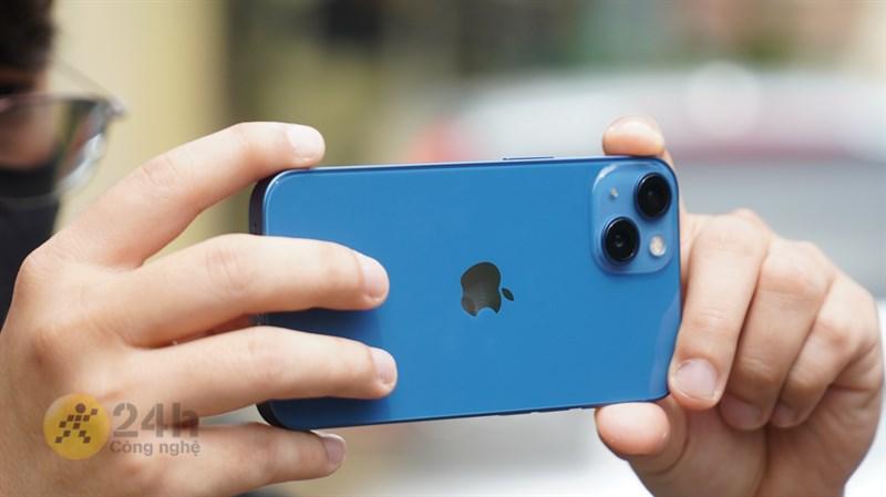 Cụm camera sau của iPhone 13 với hai ống kính độ phân giải 12 MP..