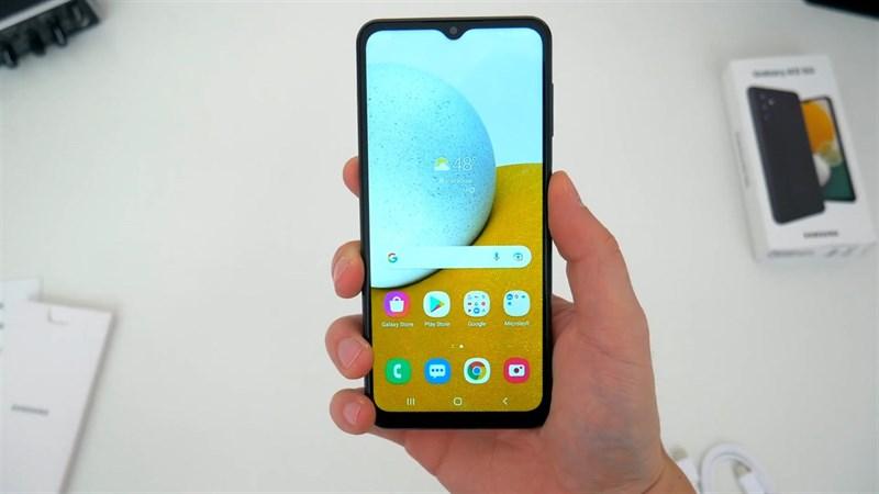 Hộp đựng của Galaxy A13 5G có thiết kế quen thuộc