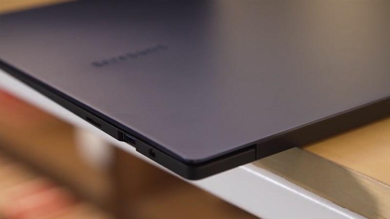 Samsung Galaxy Book Pro mang thiết kế mặt lưng đơn giản với màu đen làm chủ đạo