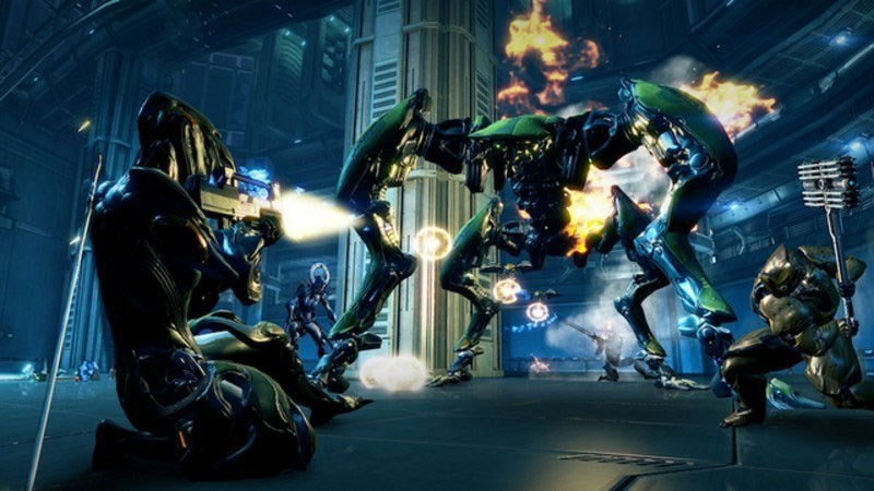 alt: Chiến binh Warframe đang chiến đấu, thể hiện gameplay hành động nhanh và hấp dẫn