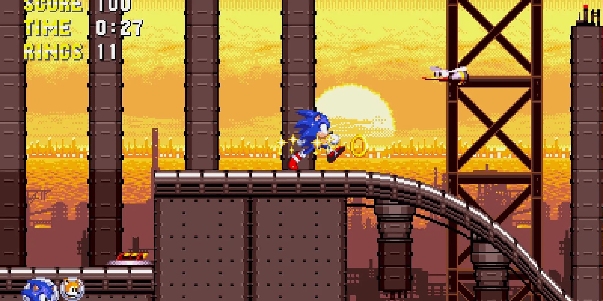 Ảnh chụp màn hình Sonic Triple Trouble 16 Bit, với Sonic đang chạy trên một bệ kim loại lúc hoàng hôn