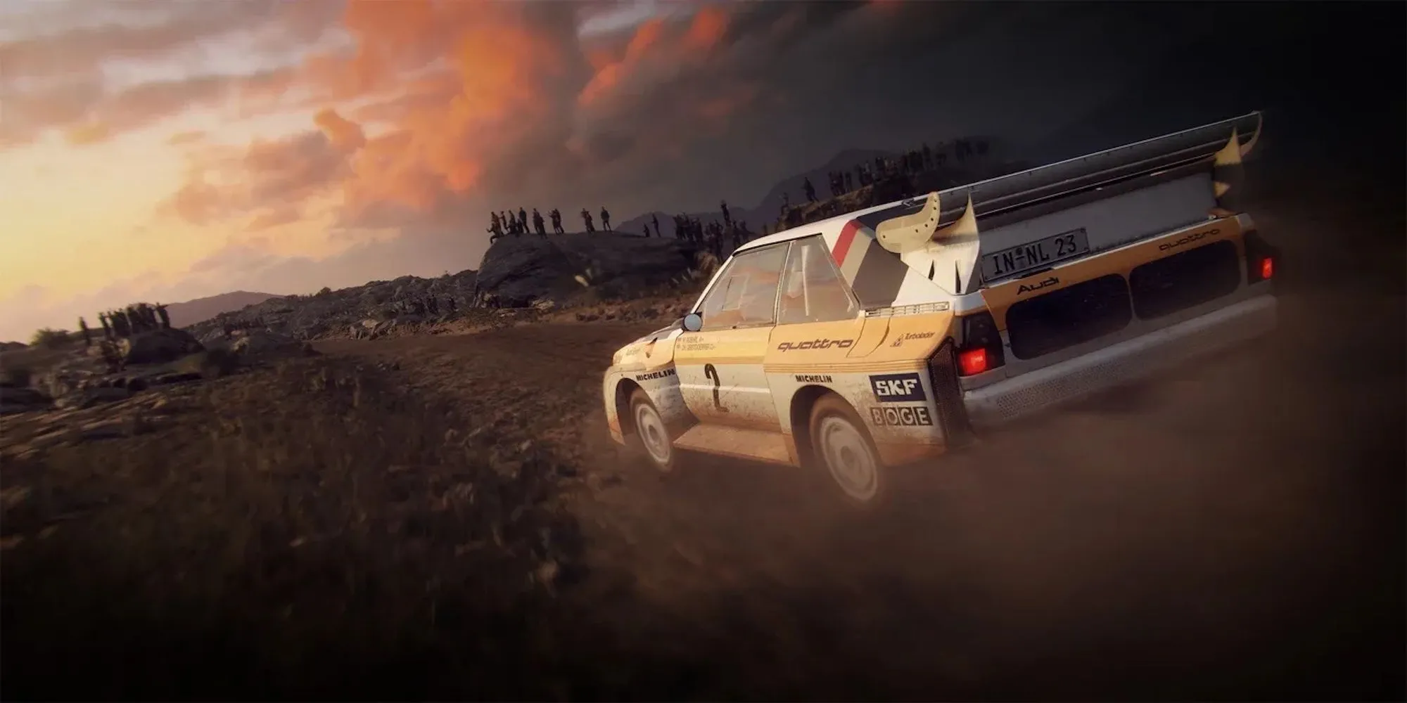 Chiếc xe đua Ford Escort cổ điển đang vượt qua khúc cua trên đường đất trong Dirt Rally 2.0
