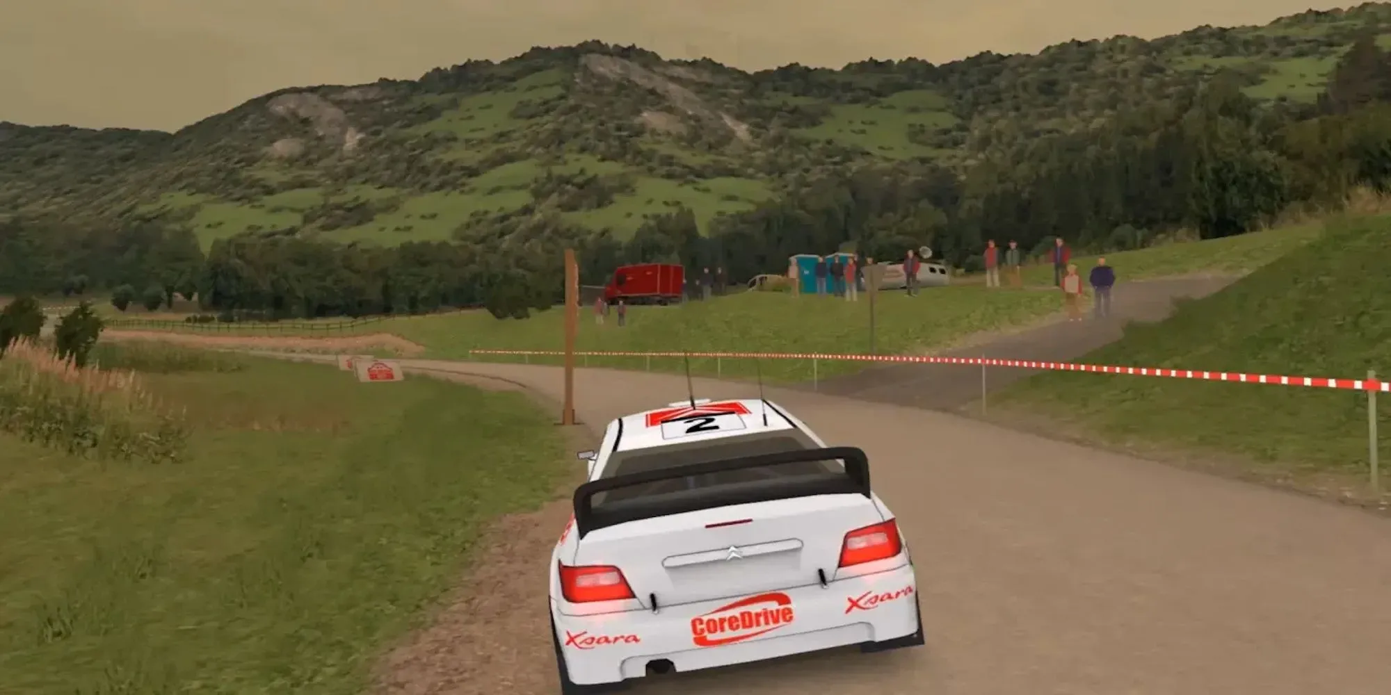 Chiếc xe Subaru đang thi đấu trên một chặng đua đầy bùn đất trong game Richard Burns Rally