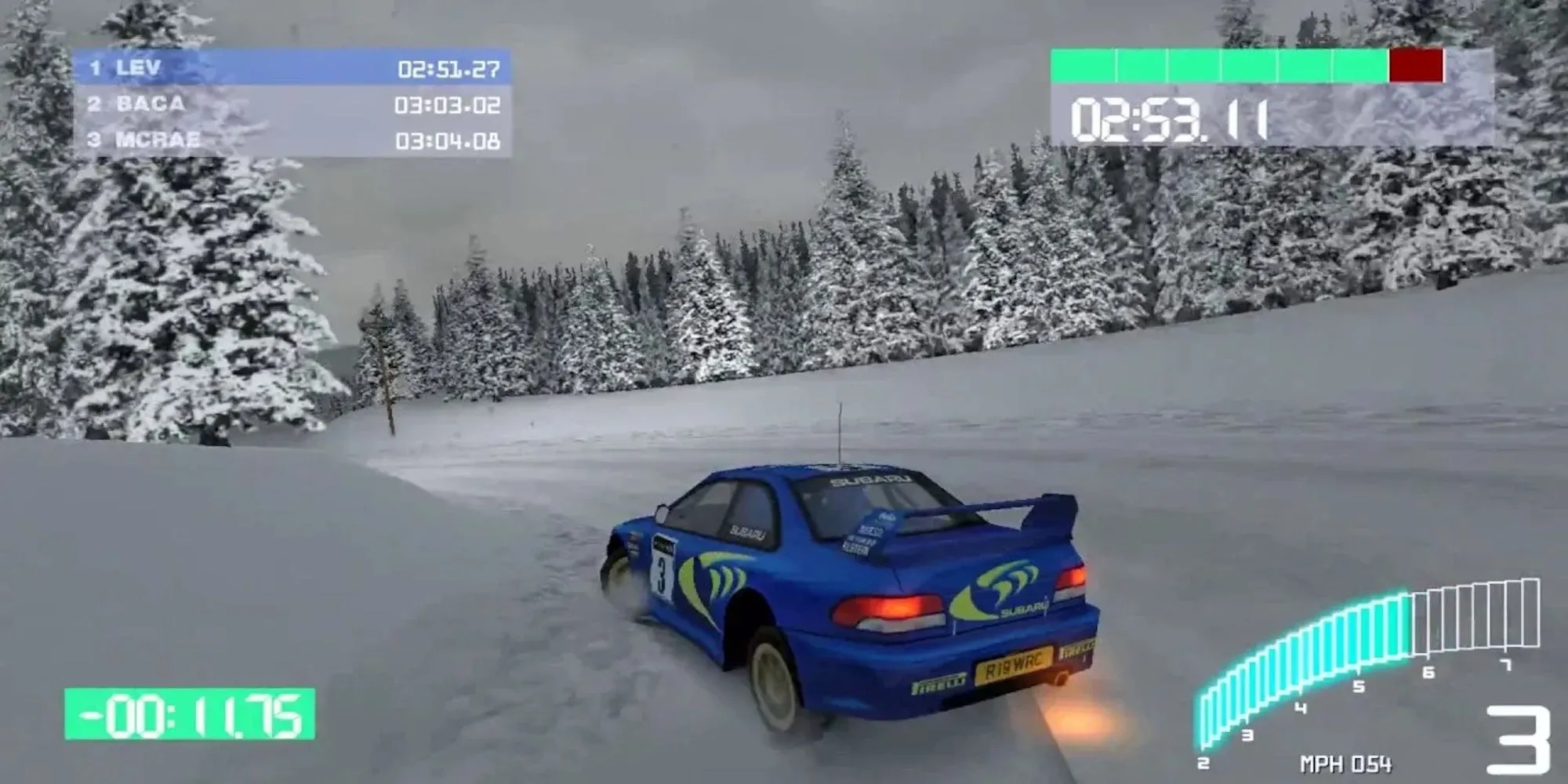 Chiếc xe Subaru Impreza màu xanh đặc trưng trong game Colin McRae Rally 2.0 trên đường đua tuyết
