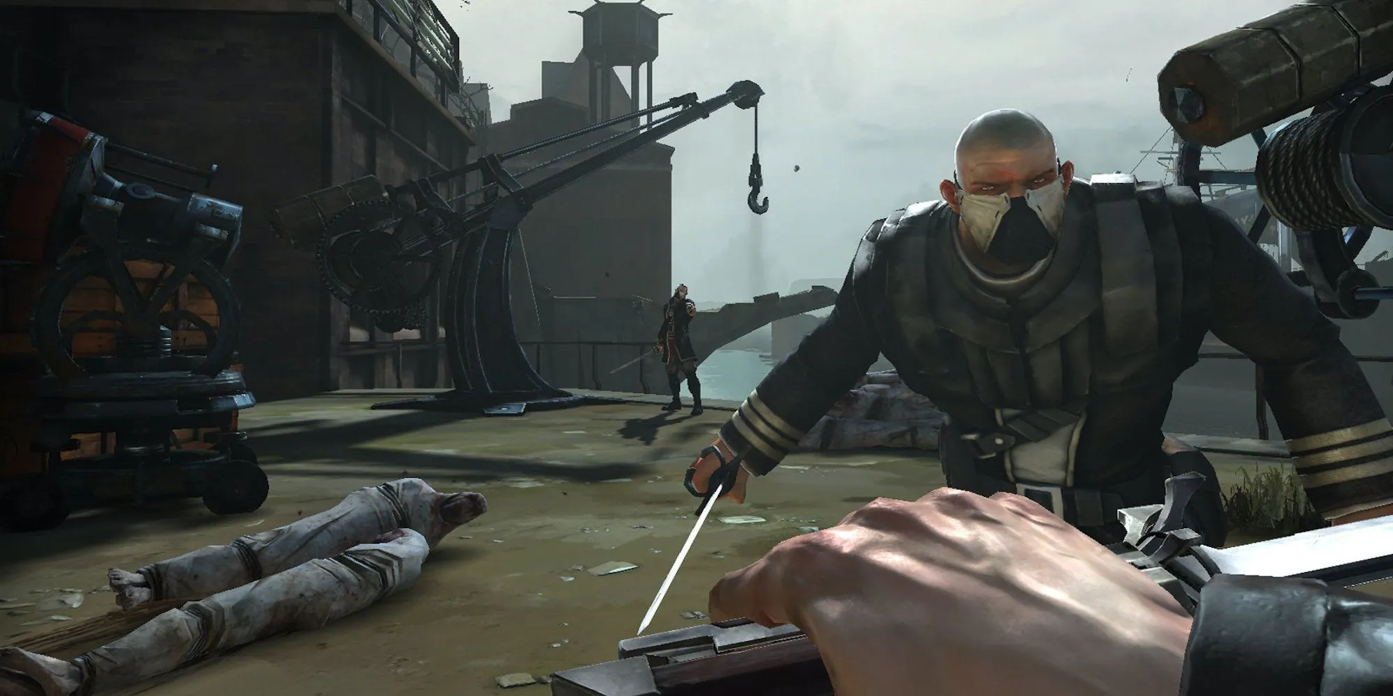 Corvo trong Dishonored đang chiến đấu với kẻ thù trong một khung cảnh u ám