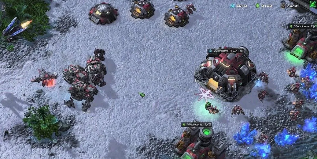 Đại quân Zerg đông đảo đang tấn công căn cứ Terran trong StarCraft 2