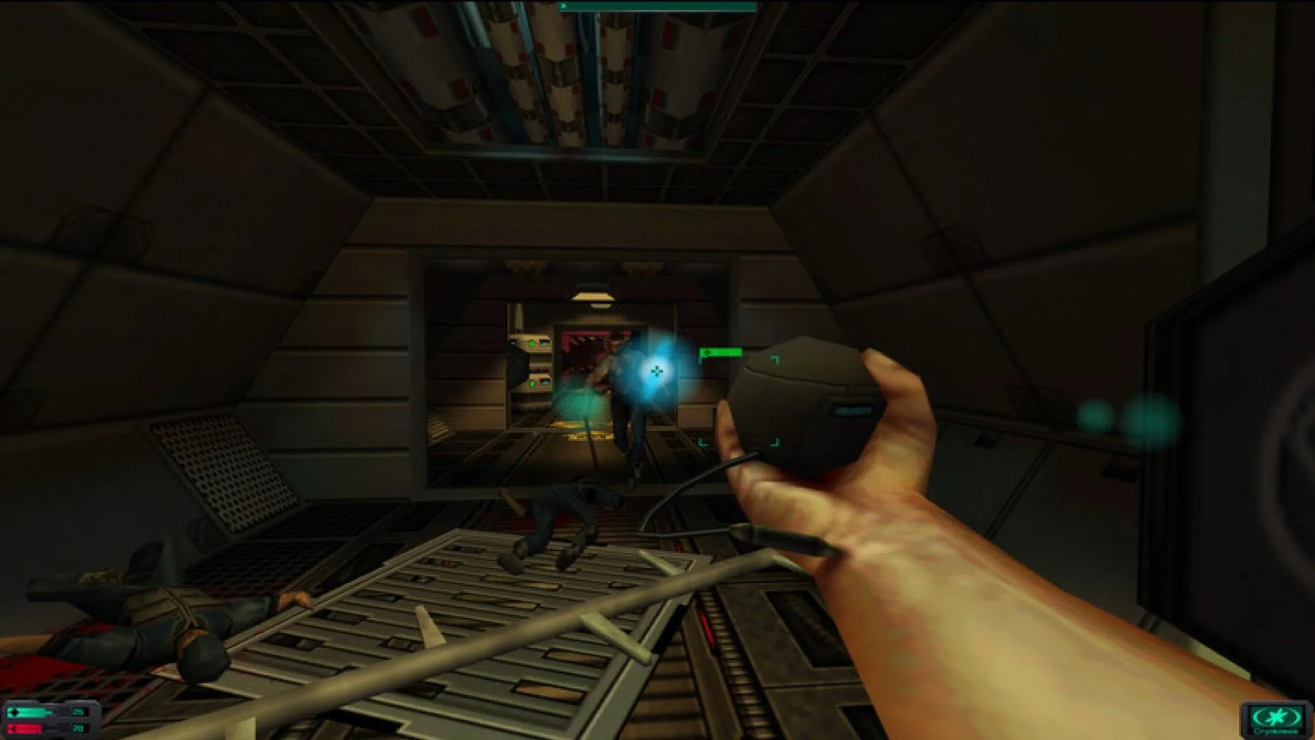 Góc nhìn thứ nhất trong System Shock 2 Remaster với vũ khí trên tay