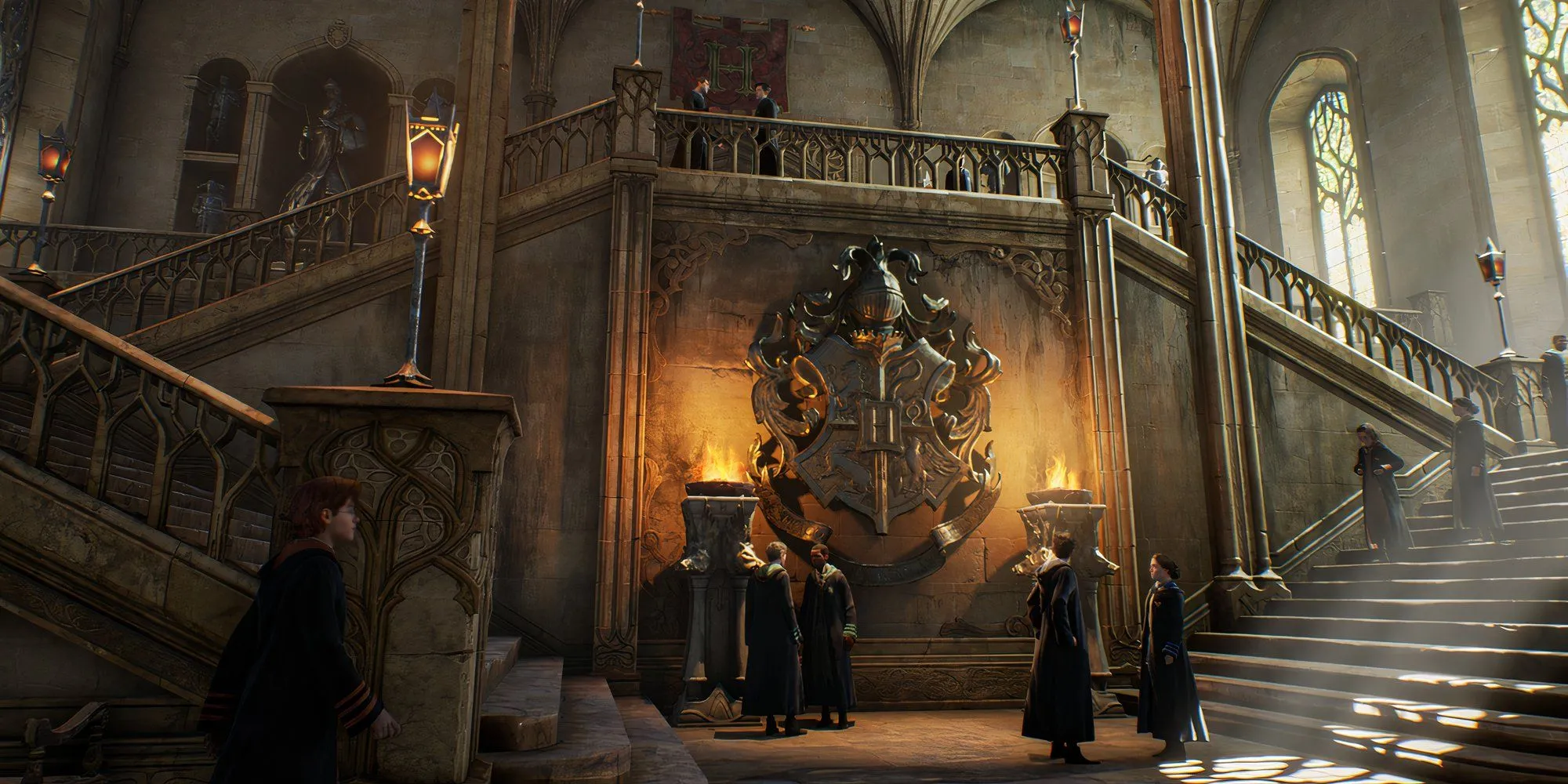 Khung cảnh bên trong trường Hogwarts trong game Hogwarts Legacy với nhiều học sinh đang sinh hoạt