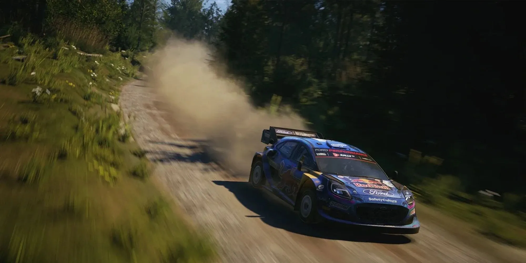 Một chiếc xe đua WRC đang drift gek gắt trên đường đua nhựa đường ướt trong EA Sports WRC