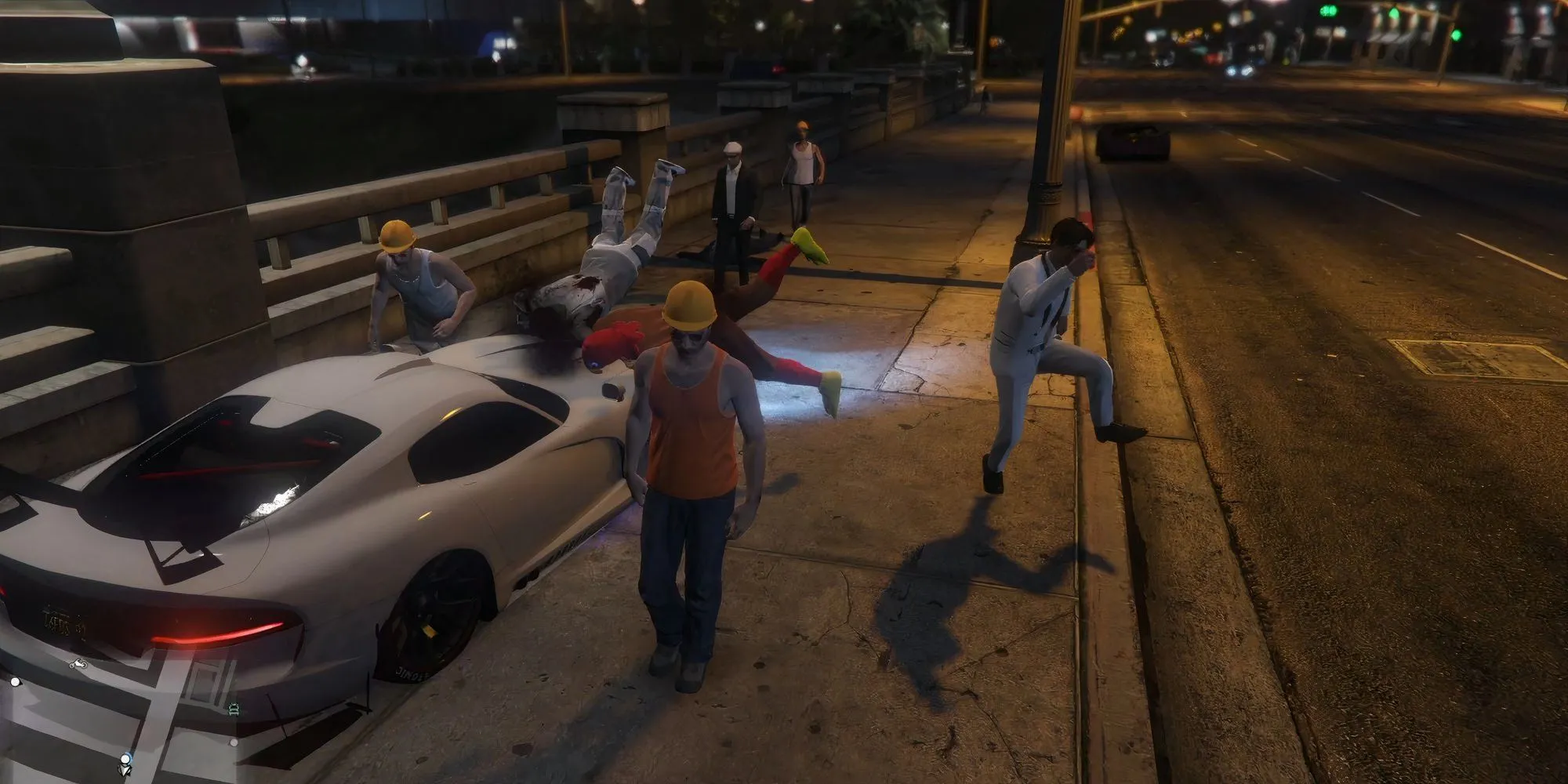 Một nhóm người biểu tình trong GTA 5 Online bị một chiếc xe chạy quá tốc độ đâm phải.
