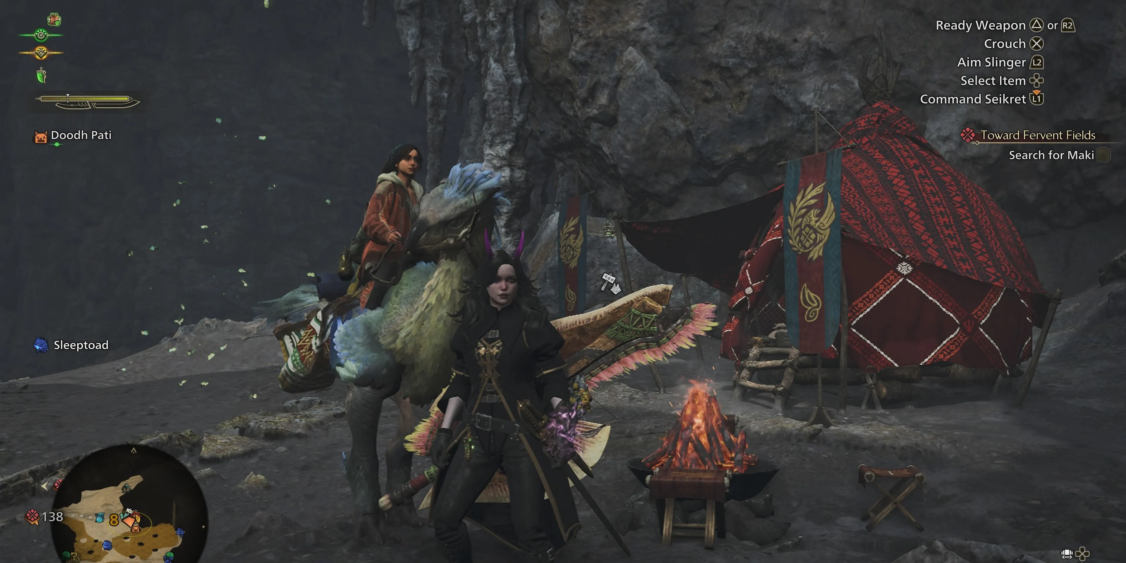 Nhân vật đứng trước một Trại Tạm đã được tùy chỉnh trong Monster Hunter Wilds