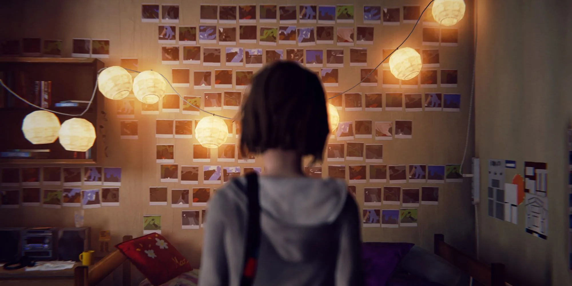 Nhân vật Max trong Life is Strange nhìn vào bức tường đầy ảnh Polaroid