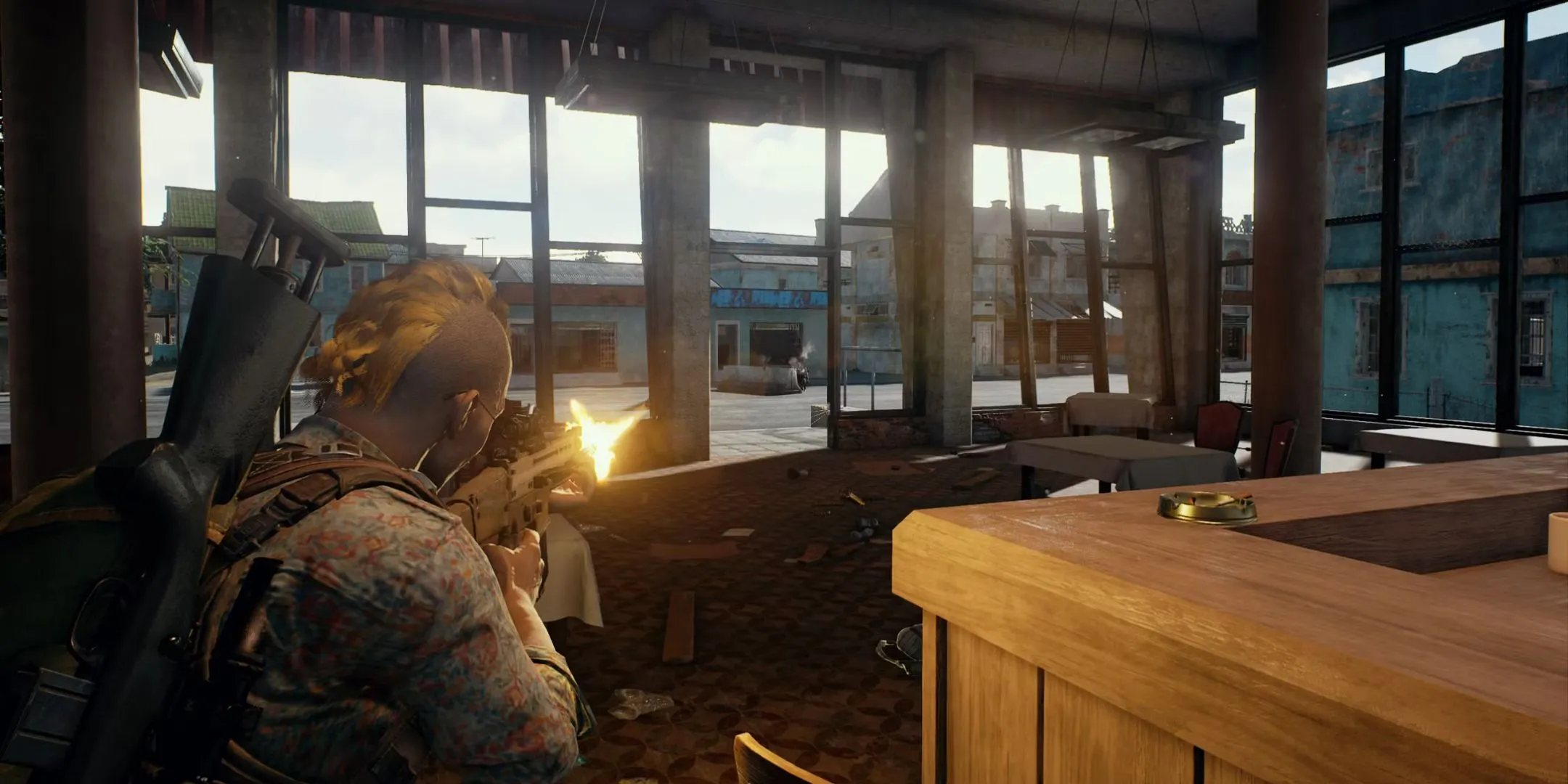 Nhân vật PUBG đang ngắm bắn trong một trận chiến sinh tồn kịch tính