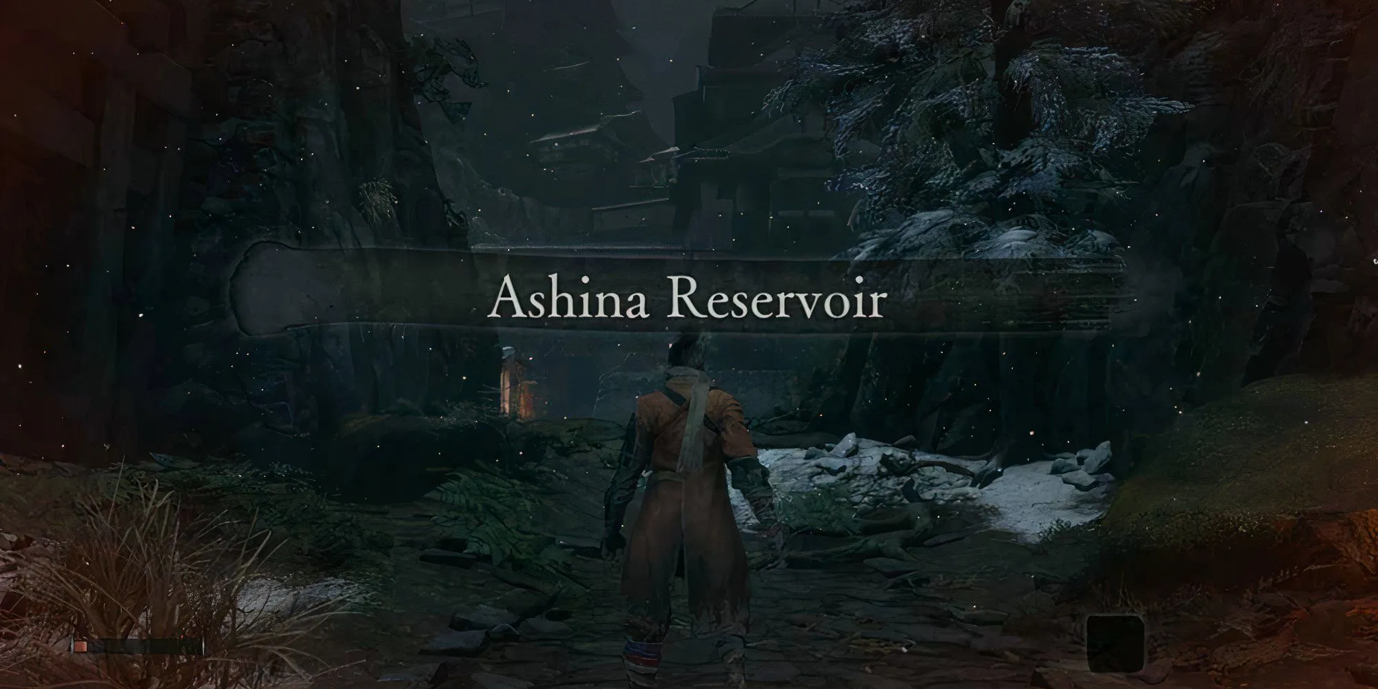 Nhân vật Sói đơn độc nhìn ra hồ nước tại Ashina Reservoir trong Sekiro với kiến trúc Nhật Bản cổ kính