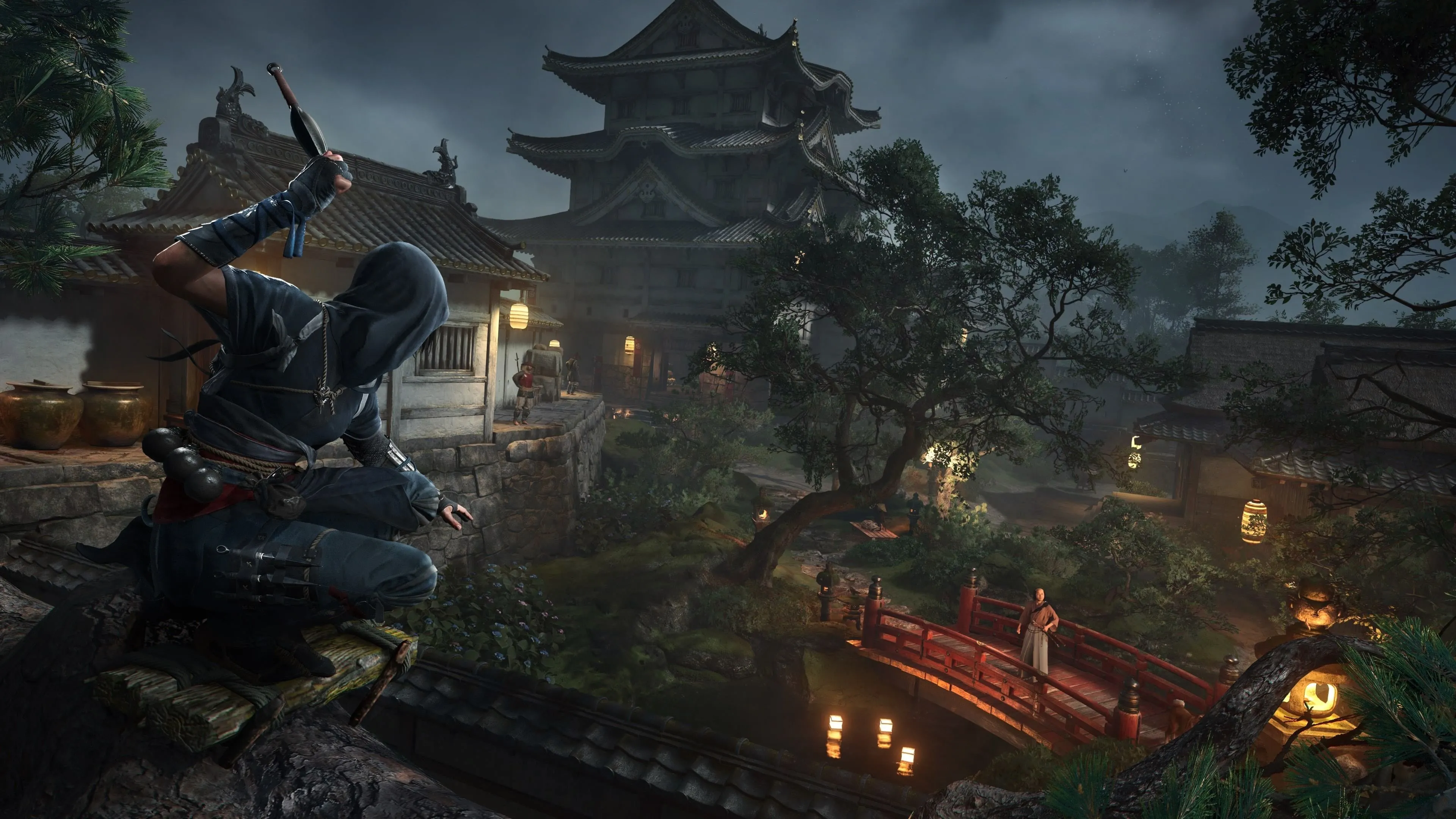 Nữ sát thủ Naoe trong Assassin's Creed Shadows đang ẩn nấp trên mái nhà
