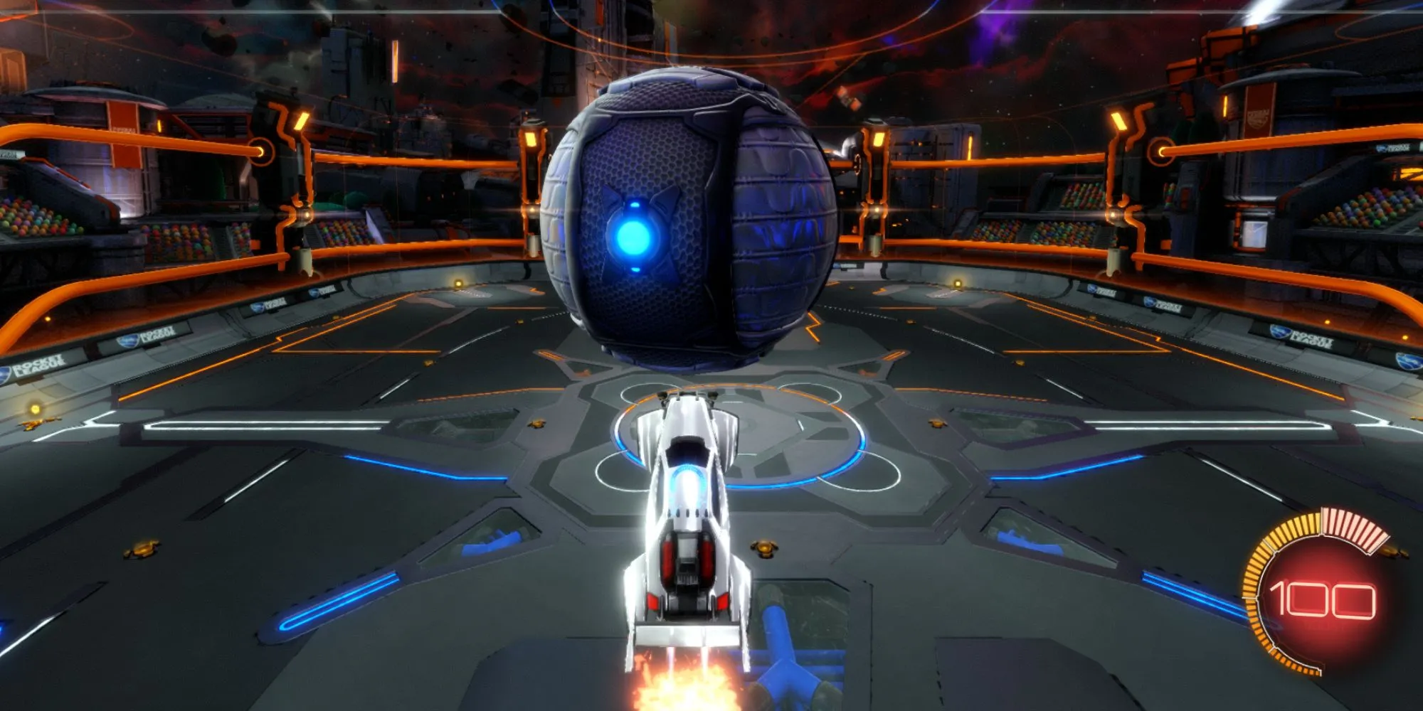 Pha xử lý không chiến đỉnh cao trong Rocket League với chiếc xe lao tới trái bóng