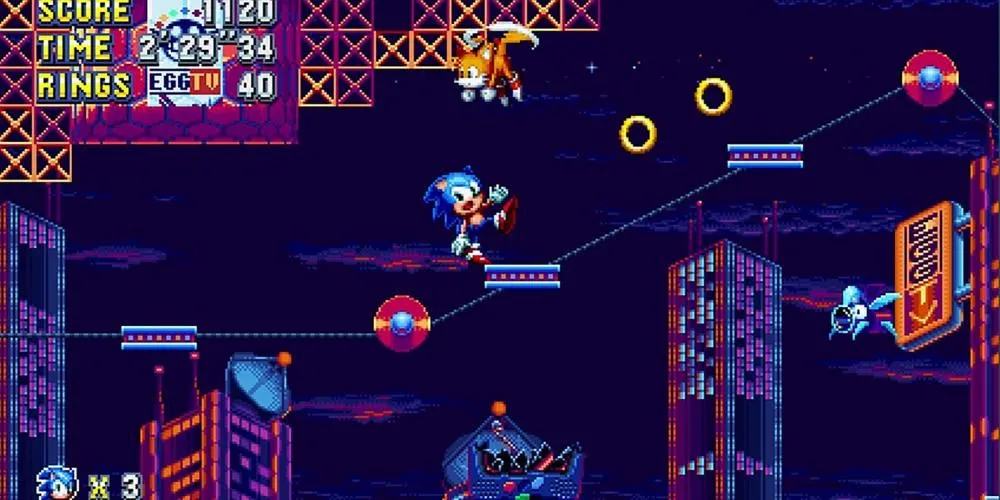 Sonic trong Sonic Mania đang mất thăng bằng bên rìa một nền tảng, phía xa là một thành phố neon rực rỡ