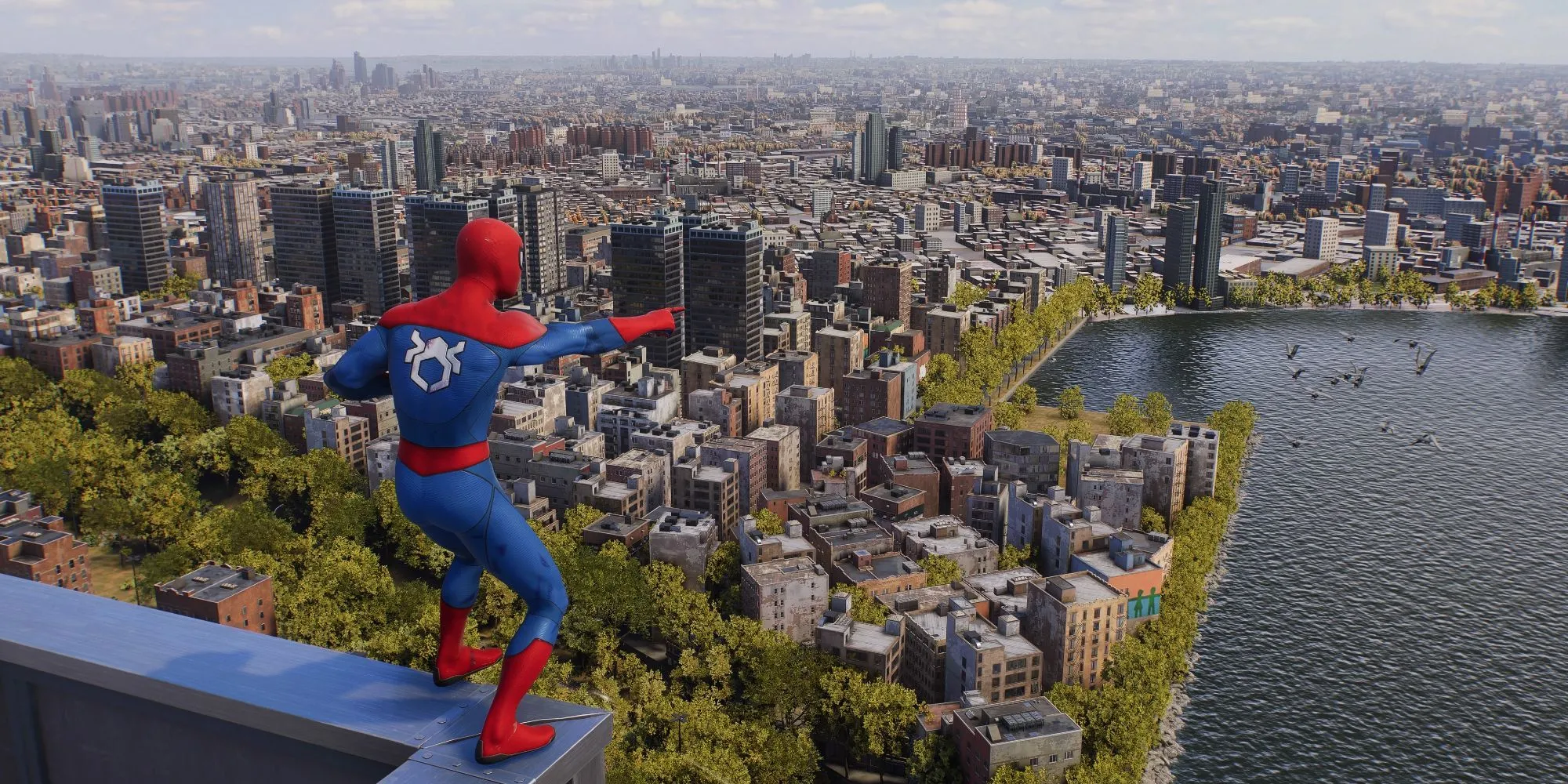 Spider-Man chỉ tay vào đàn chim ở Downtown Brooklyn trong Marvel's Spider-Man 2