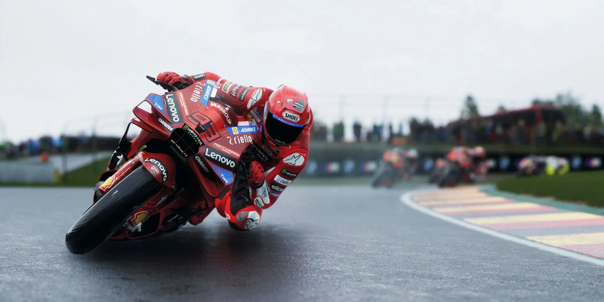 Tay đua Marc Marquez trên chiếc Ducati màu đỏ trong game MotoGP 25, thể hiện đồ họa chi tiết của xe và tay đua.