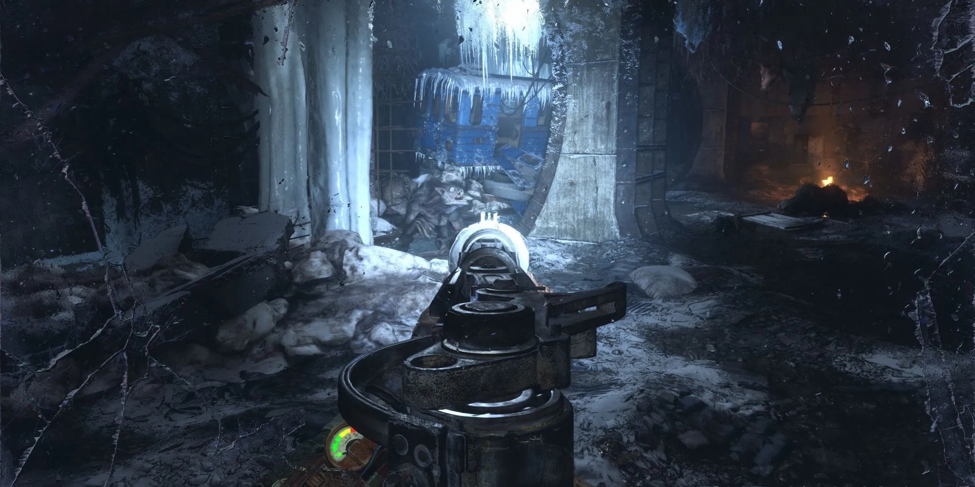 Artyom trong Metro Exodus đeo mặt nạ phòng độc, nhìn ra thế giới bên ngoài hoang tàn.