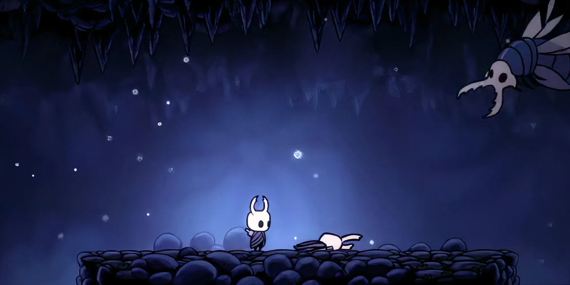 Boss Vengefly King trong Hollow Knight phía trên The Knight