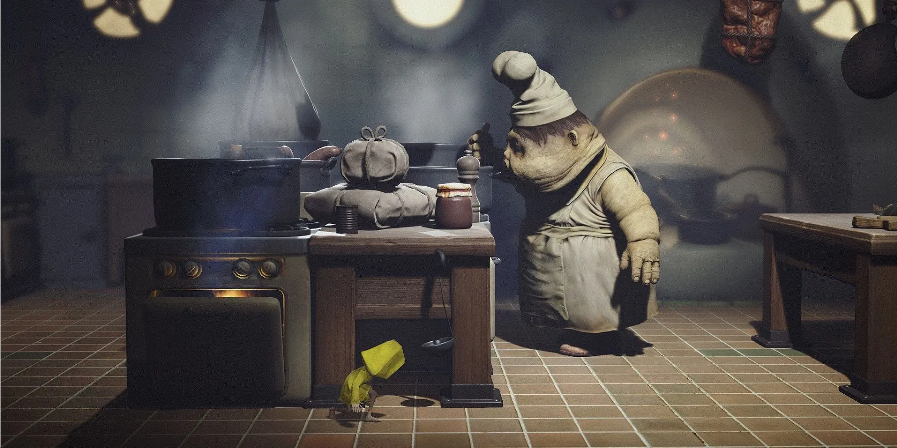 Cô bé Six đội áo mưa màu vàng đứng trong môi trường u ám của Little Nightmares