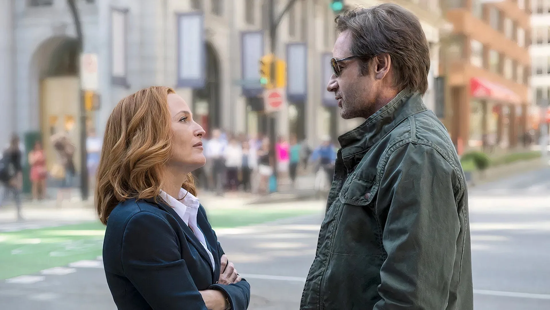 Đặc vụ Mulder và Scully (David Duchovny và Gillian Anderson) trong một phân cảnh của series X-Files