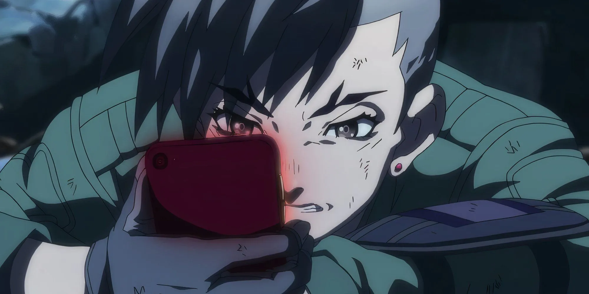 Flynn cầm điện thoại với vẻ mặt căng thẳng trong Shin Megami Tensei IV: Apocalypse