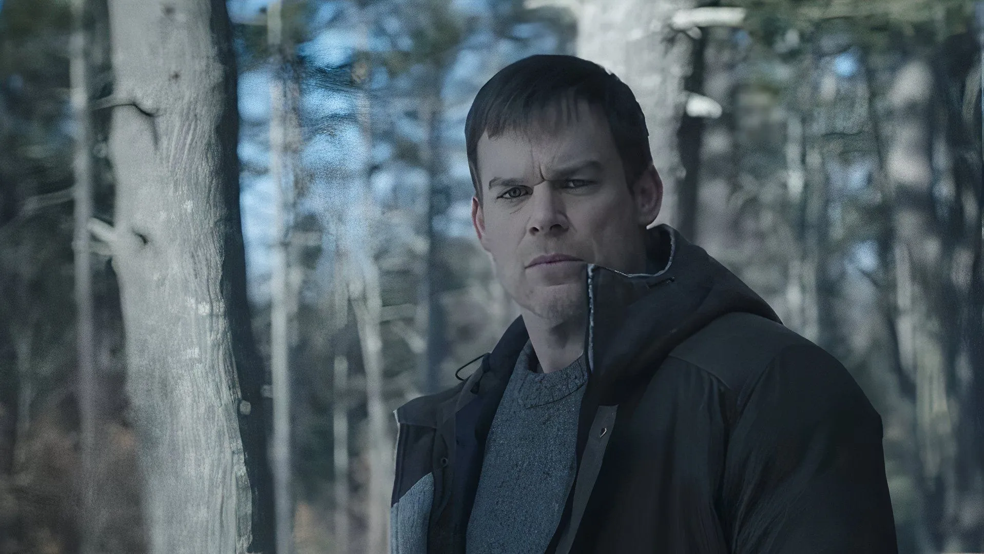 Michael C. Hall trong vai Dexter Morgan trong bối cảnh rừng tuyết của series Dexter: New Blood