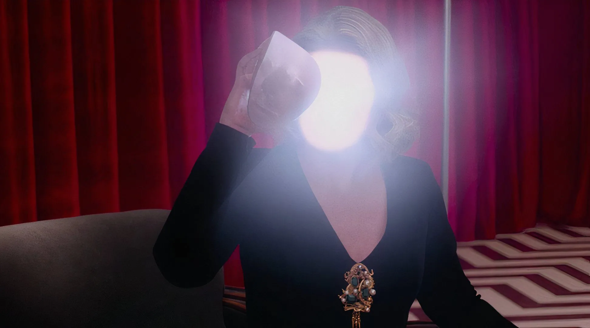 Một cảnh siêu thực từ Twin Peaks: The Return, cho thấy một người phụ nữ với vũ trụ bên trong đầu