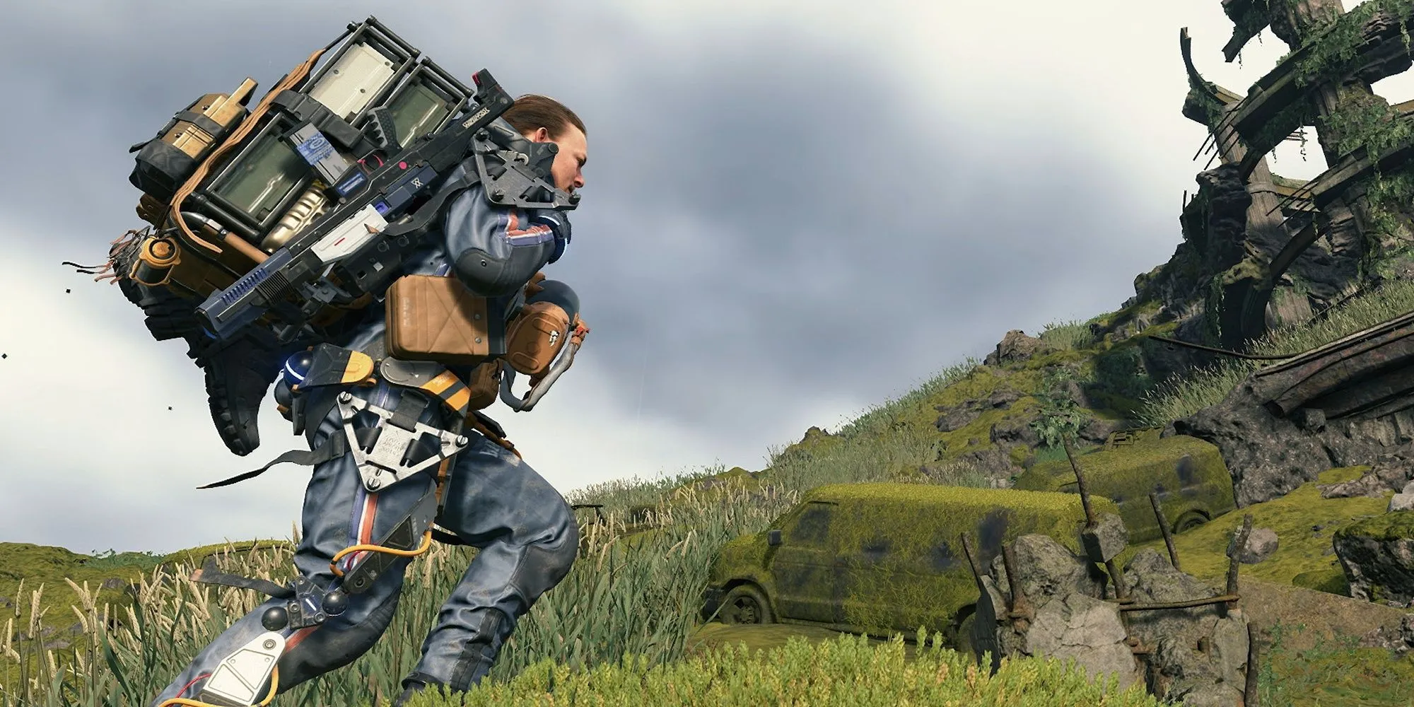 Sam Porter Bridges đang đi bộ trên một con đường trong Death Stranding