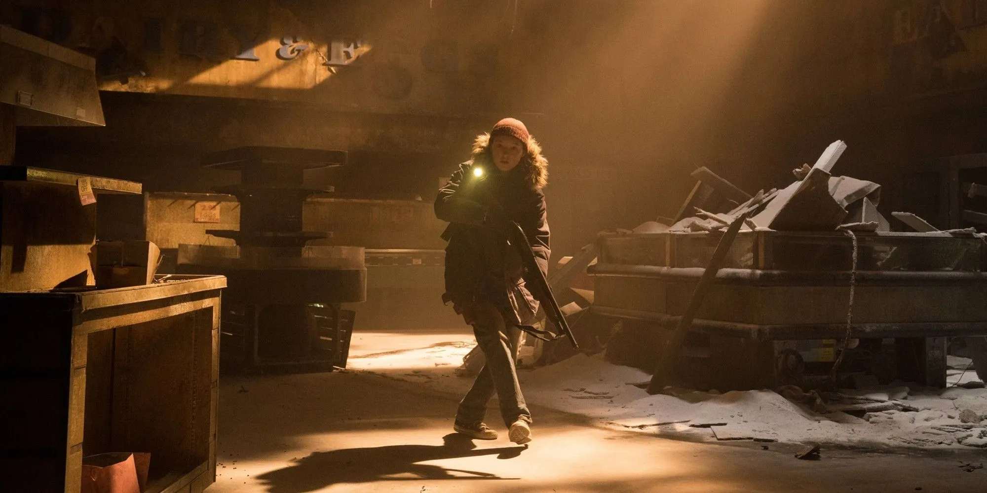 Ellie cầm súng đi trong tòa nhà bỏ hoang ở The Last of Us mùa 2, phản ánh hành trình khắc nghiệt của nhân vật