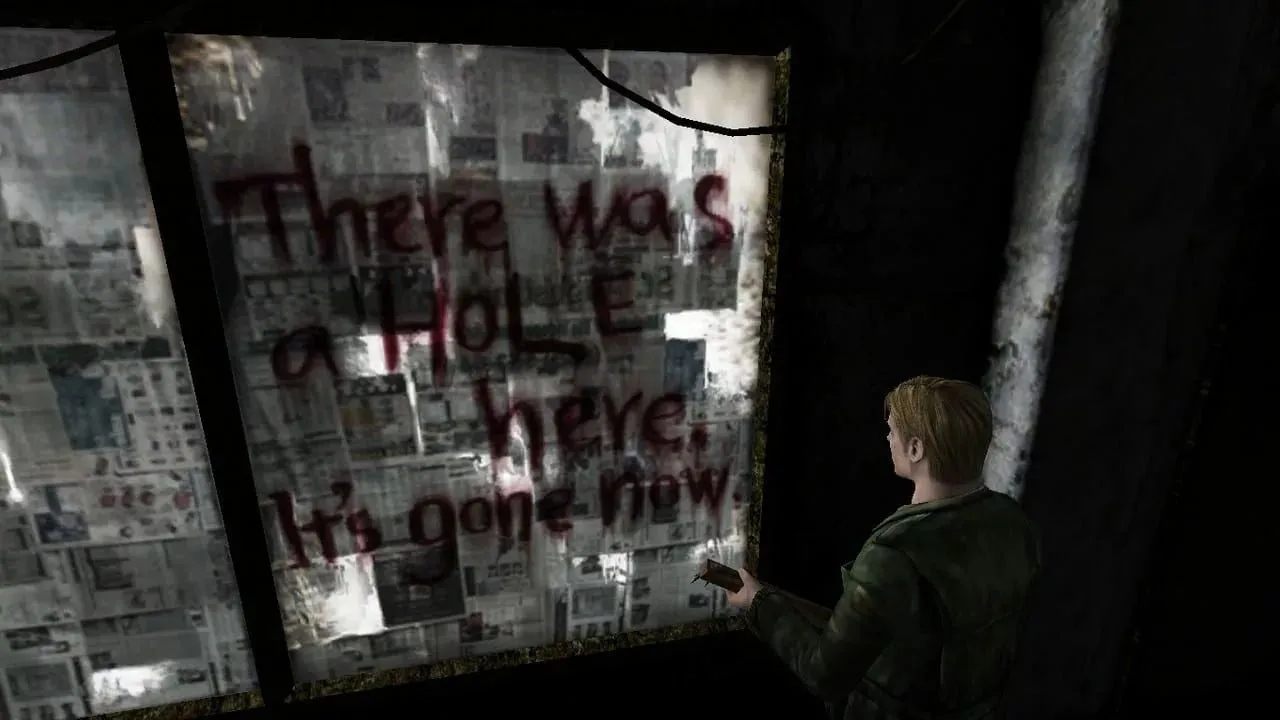 Khung cảnh kinh điển trong Silent Hill 2 với câu nói nổi tiếng trên cửa sổ, thể hiện sự ám ảnh và không khí rùng rợn đặc trưng của game kinh dị tâm lý trên PlayStation.
