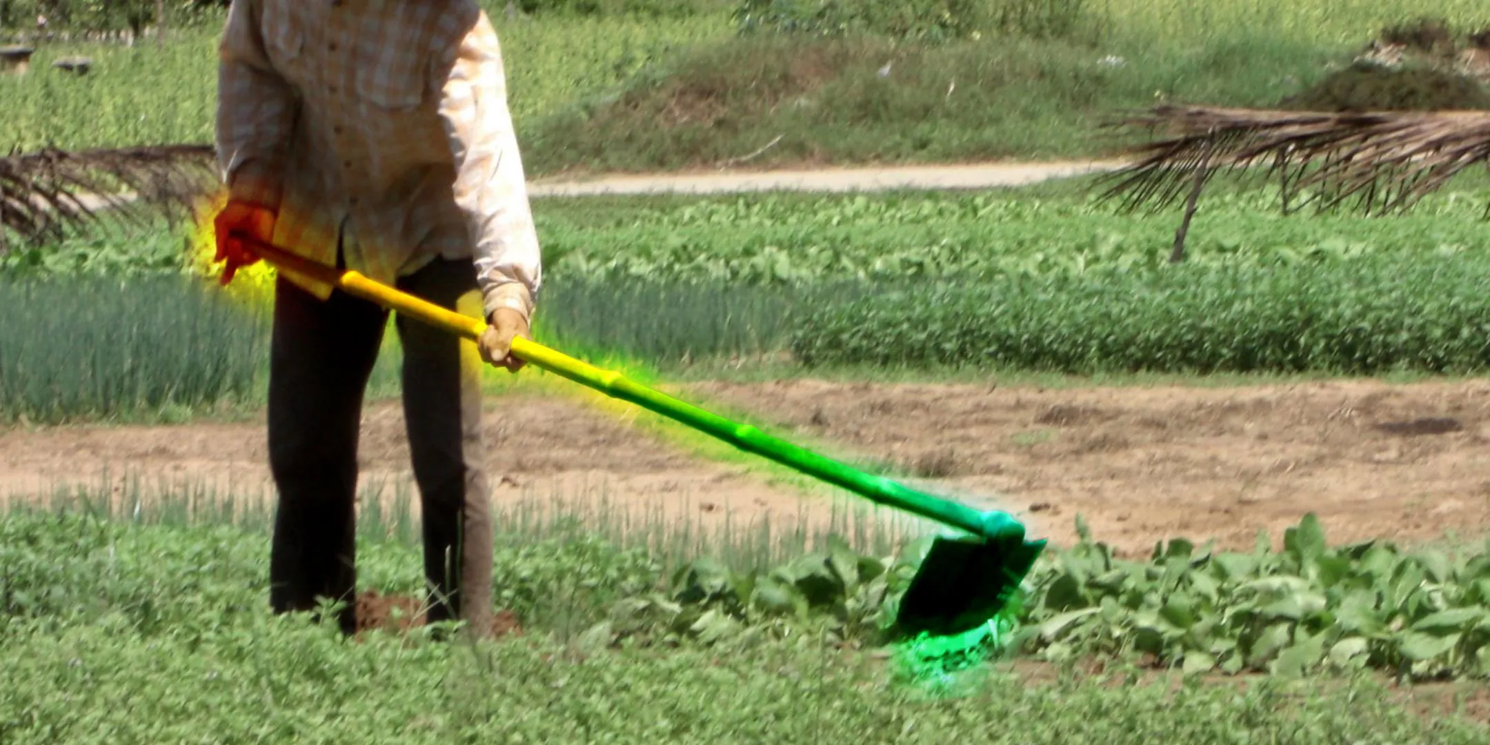 Nông dân đang cuốc đất với chiếc cuốc phát sáng màu cầu vồng, minh họa công cụ làm vườn phong cách gamer.