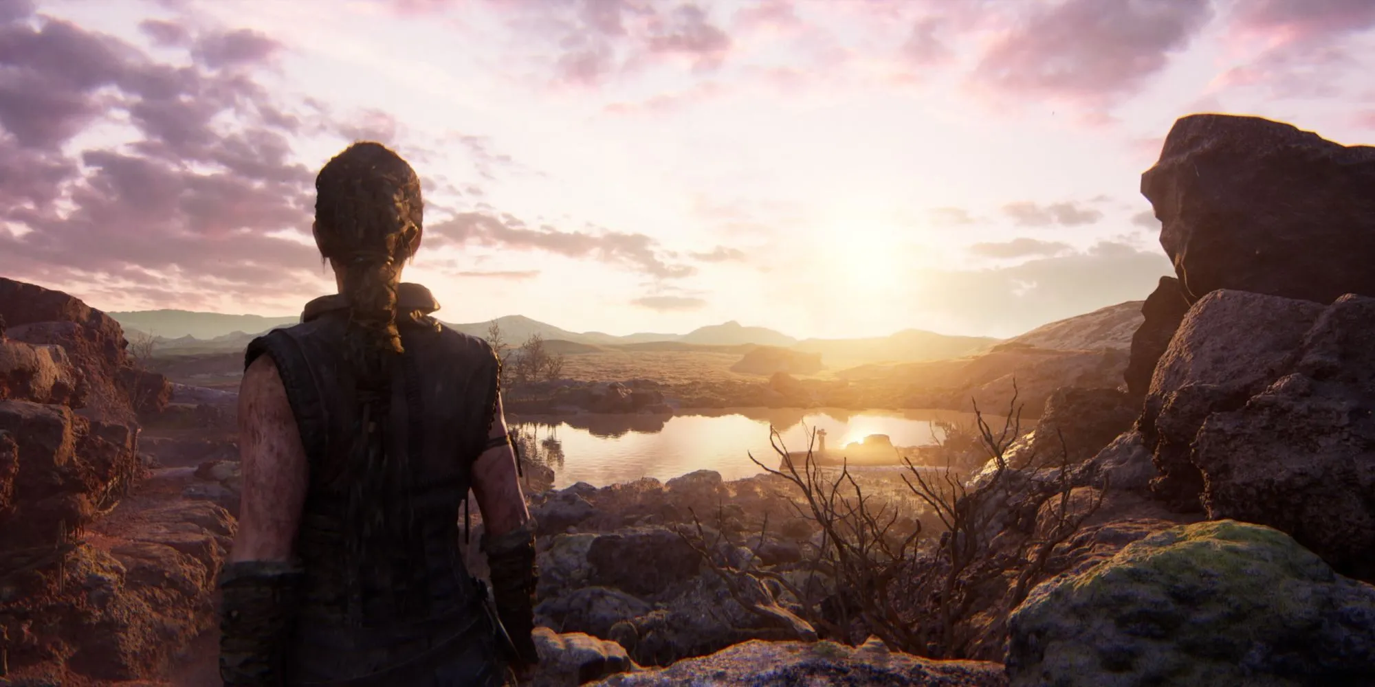 Cảnh Senua đứng giữa thiên nhiên hùng vĩ, thể hiện đồ họa chân thực của Hellblade 2 trên PlayStation 5