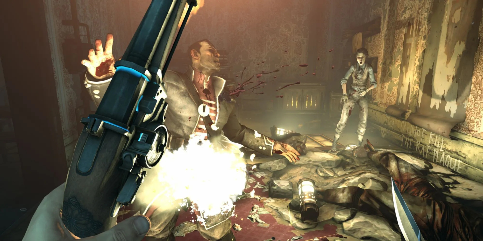 Corvo Attano trong Dishonored đang bắn súng vào một kẻ thù, với một người phụ nữ bị sốc và một chiếc đèn lồng đổ trên sàn, làm nổi bật sự hỗn loạn của trận chiến.