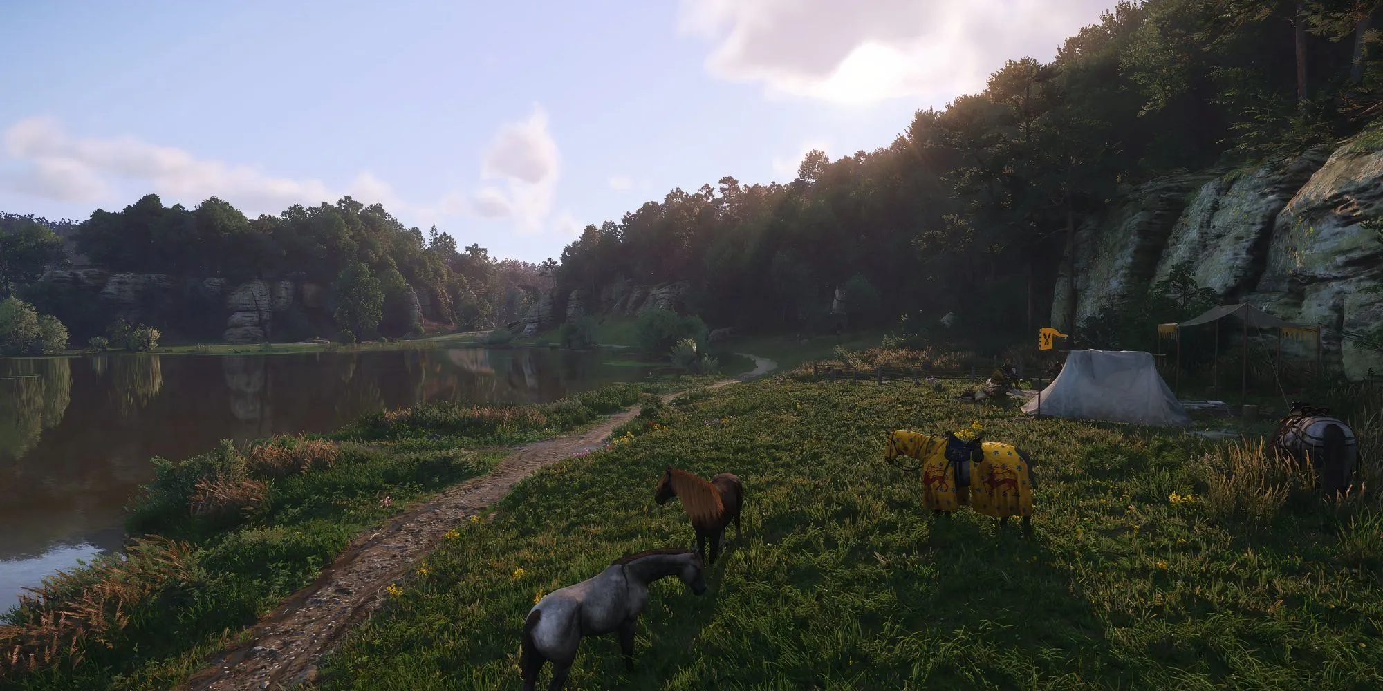 Henry cùng đồng đội dựng trại bên bờ sông trong bối cảnh đầu game Kingdom Come Deliverance 2