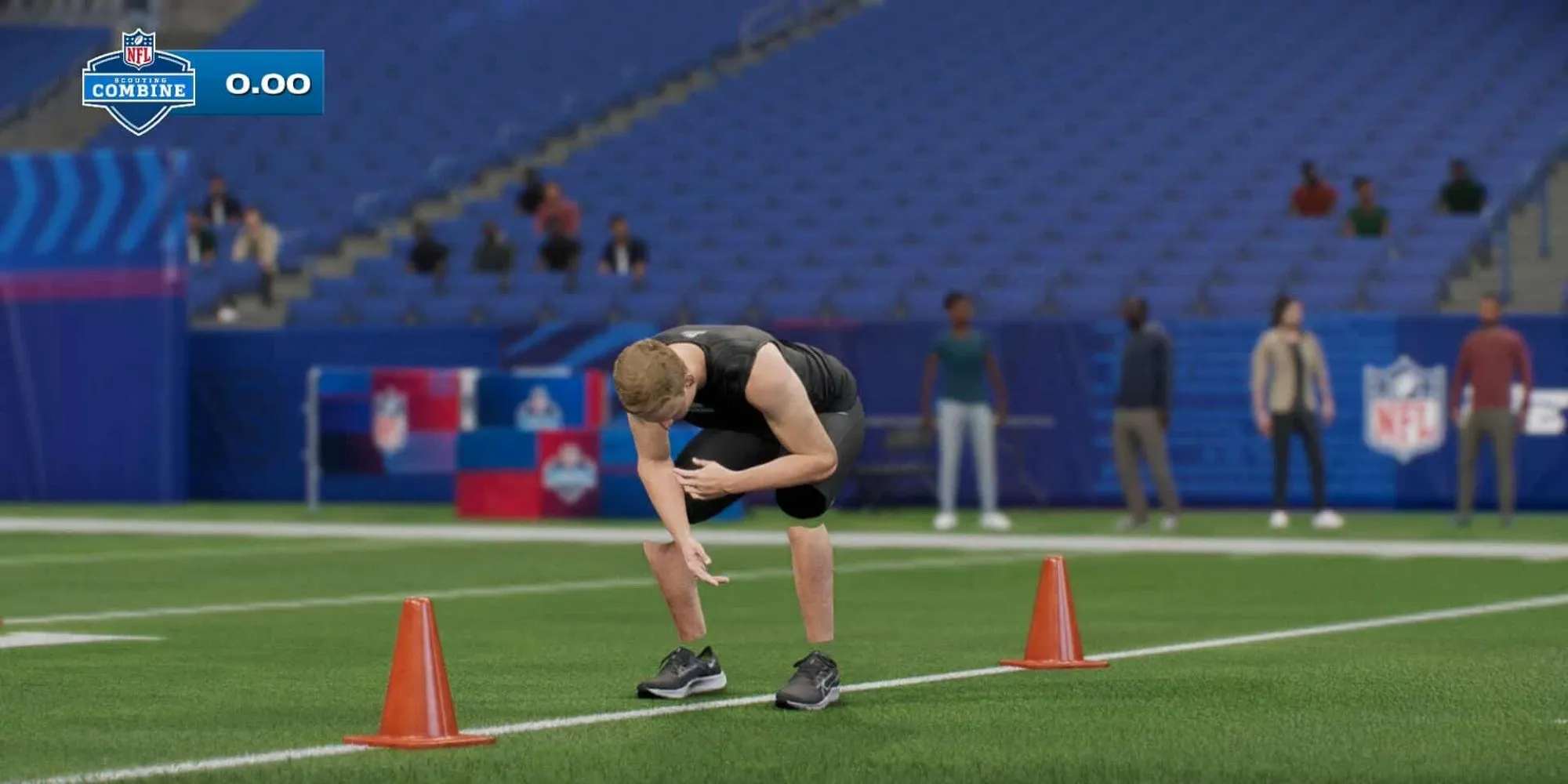 Hình ảnh lỗi đồ họa trong Madden NFL 26, cầu thủ đứng trên nón tập luyện với chi tiết không chính xác