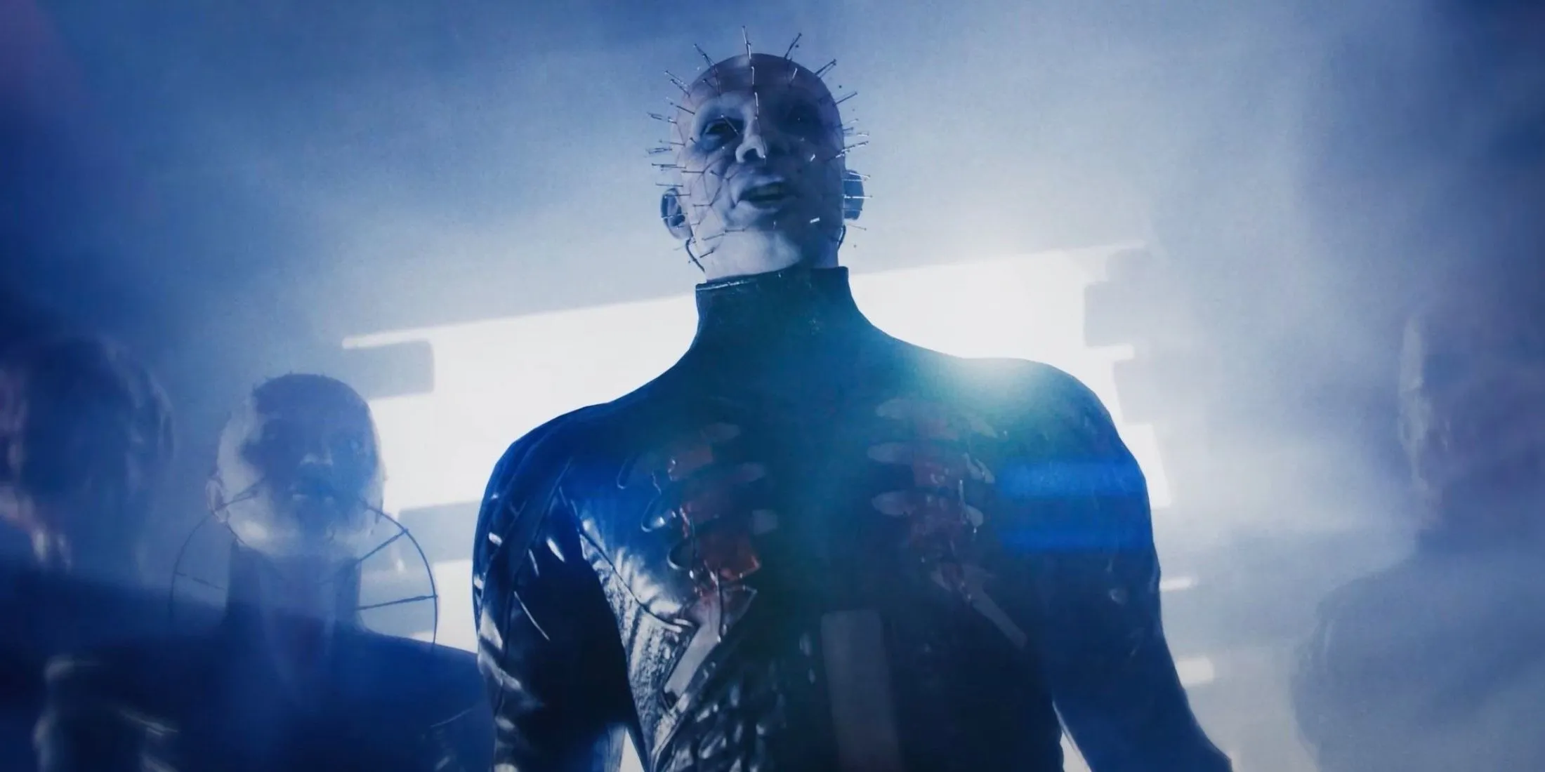 Pinhead, biểu tượng kinh dị của Hellraiser, bước ra từ một cánh cửa bí ẩn trong Clive Barker's Hellraiser: Revival