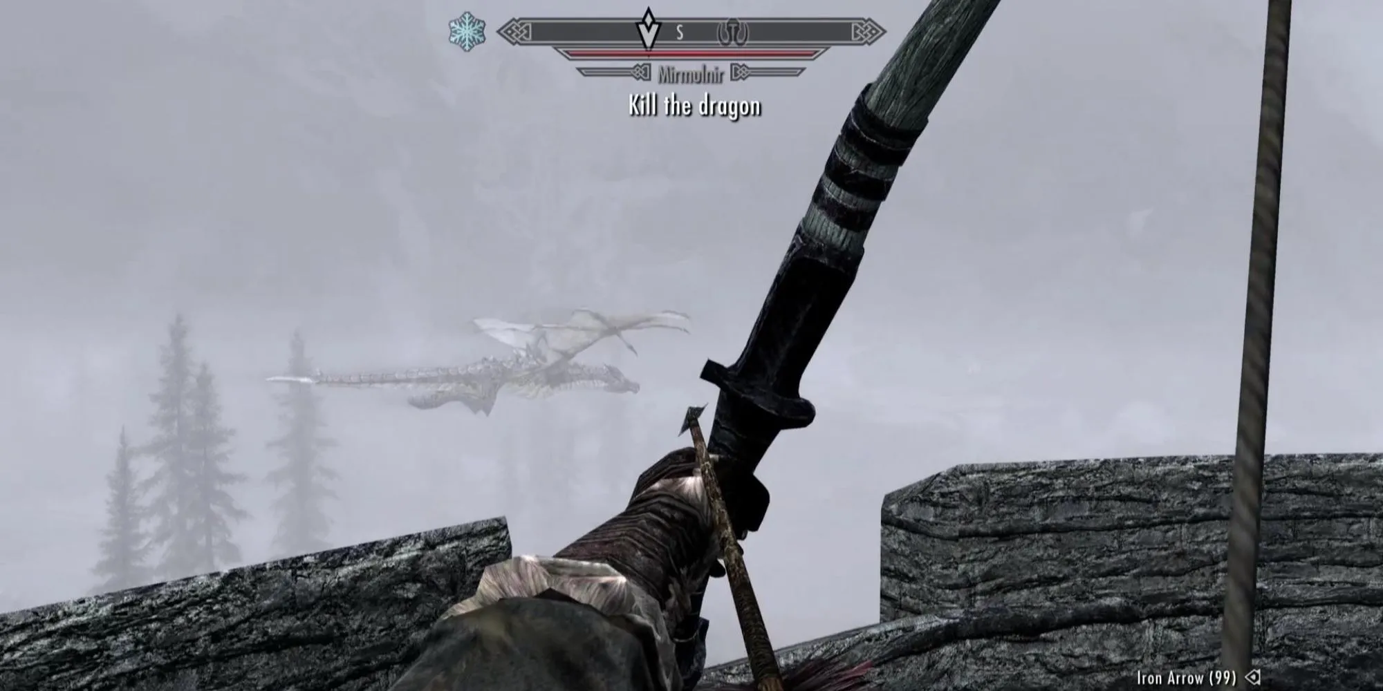Rồng Mirmulnir bay lượn trên một tháp canh giữa màn sương mù dày đặc ở Skyrim.