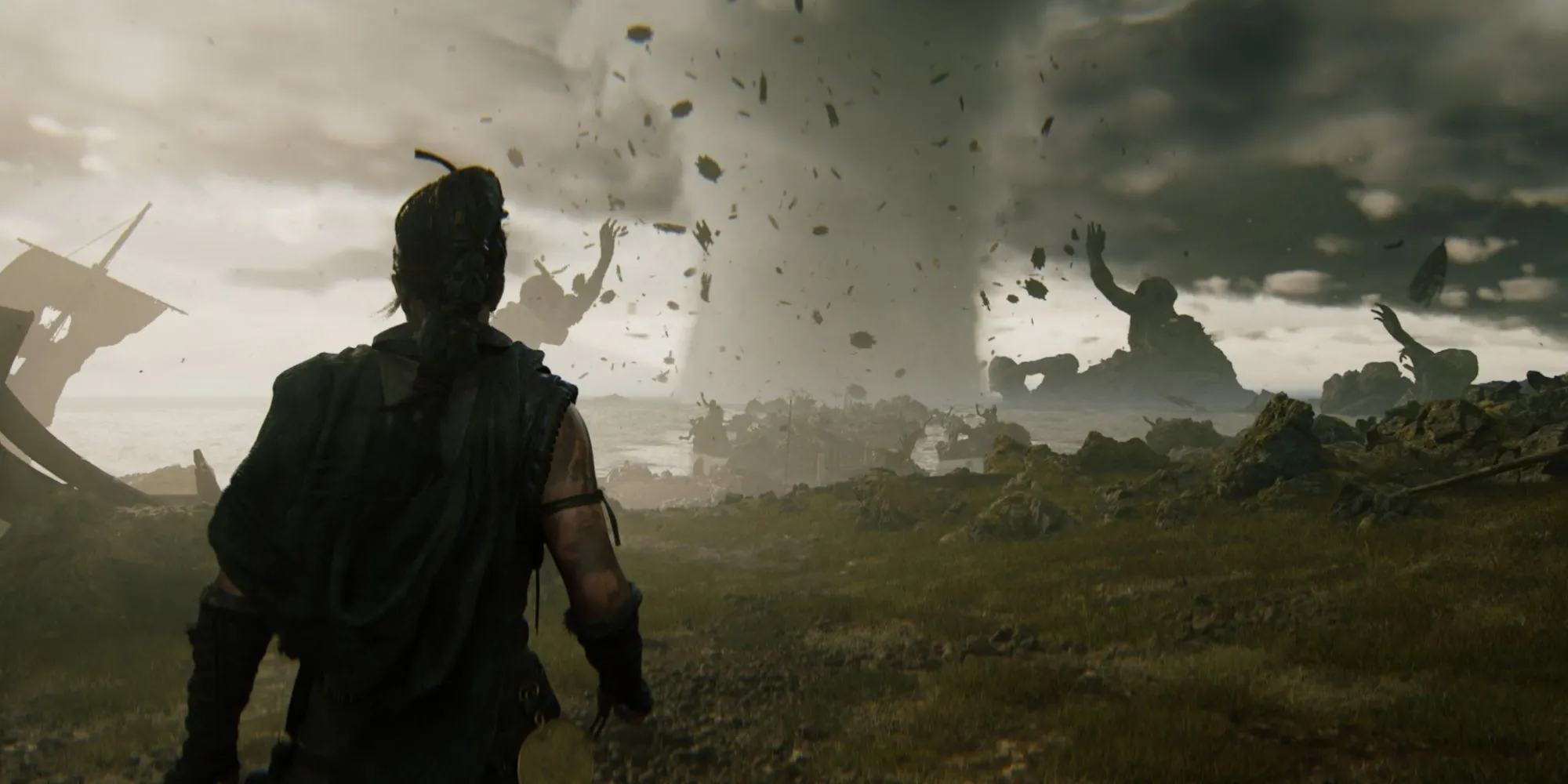 Senua bước đi trong khung cảnh apocalyptic với cơn lốc xoáy khổng lồ phía sau, thể hiện tính chất &quot;walking simulator&quot; và bối cảnh hùng vĩ của Hellblade 2