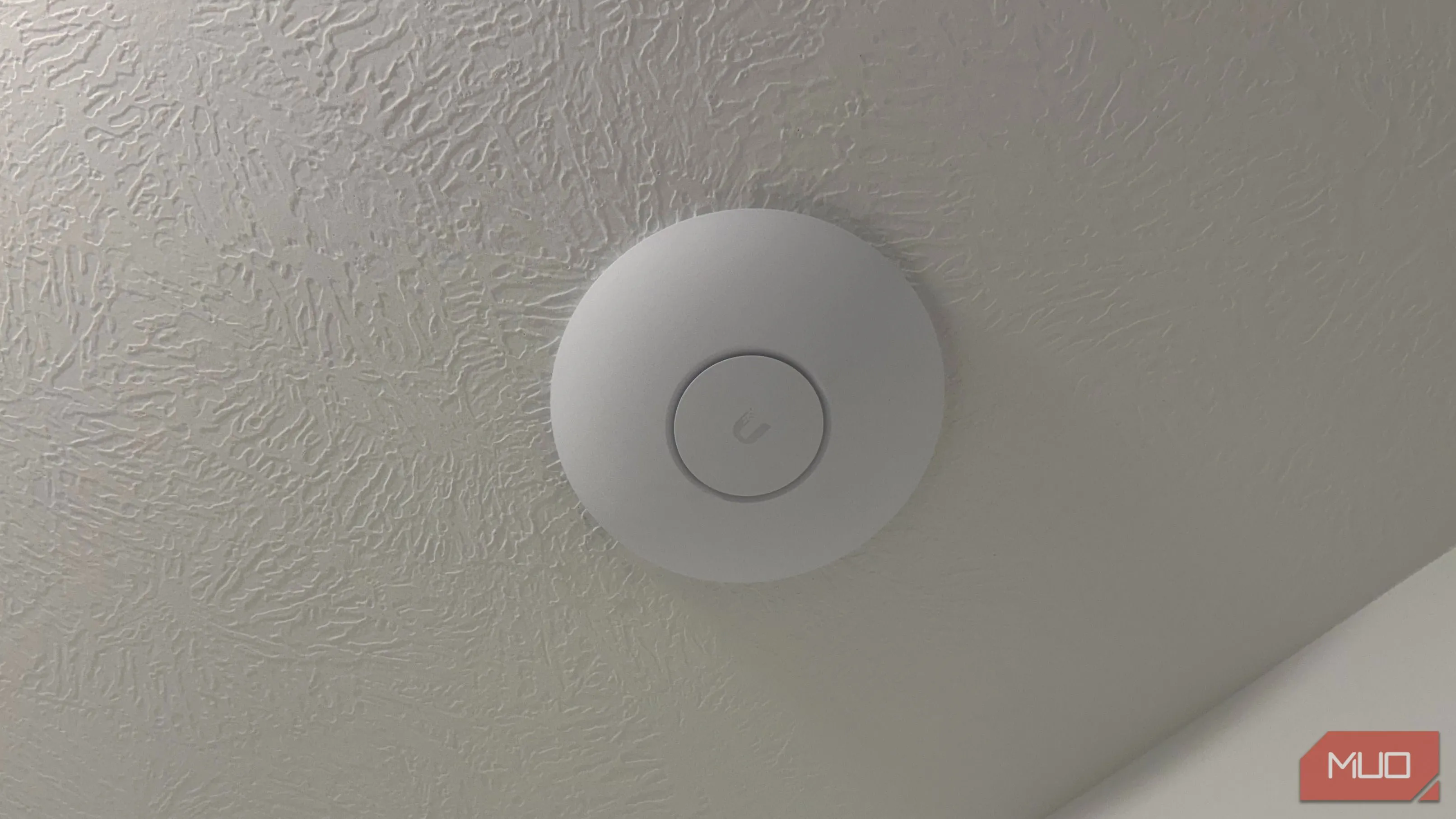 Access point Ubiquiti gắn trần — nhiều AP gần nhau dễ gây can nhiễu kênh