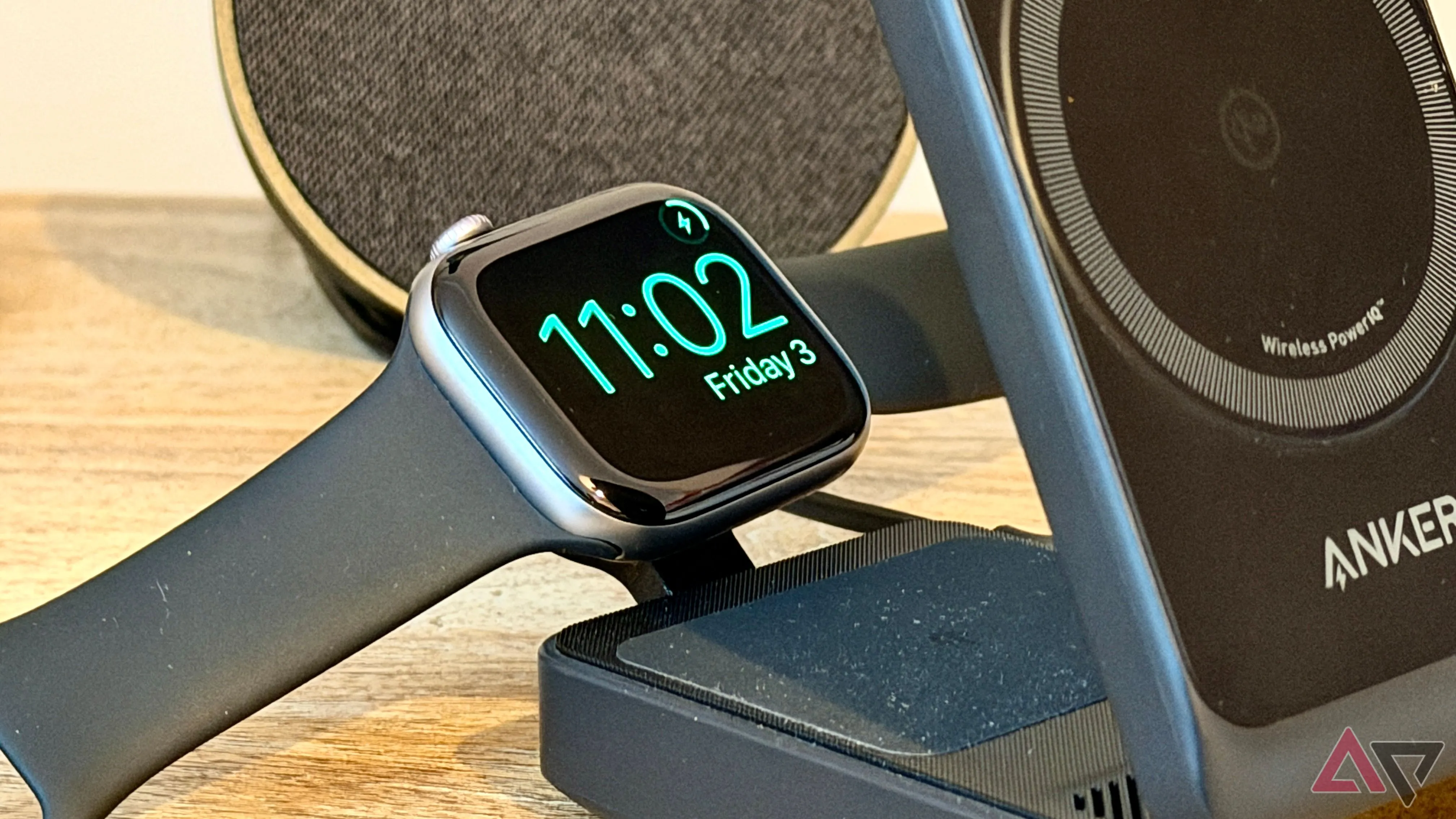 Apple Watch Series 11 đặt trên đế sạc Anker—minh họa Apple Watch LTE hoạt động độc lập