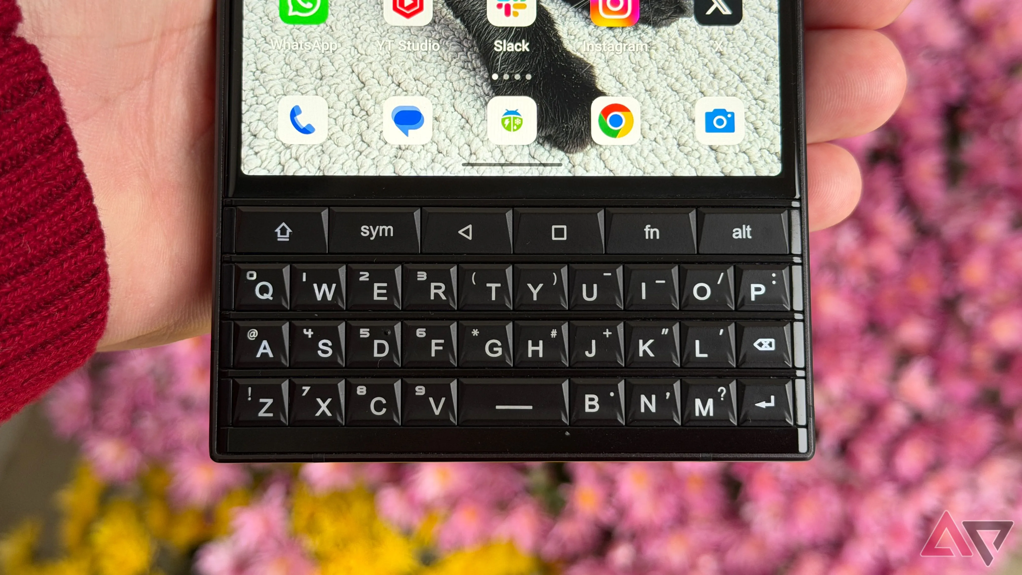 Bàn phím vật lý Unihertz Titan 2 nhìn nghiêng, phù hợp cho chat nhóm và thao tác nhanh trong game