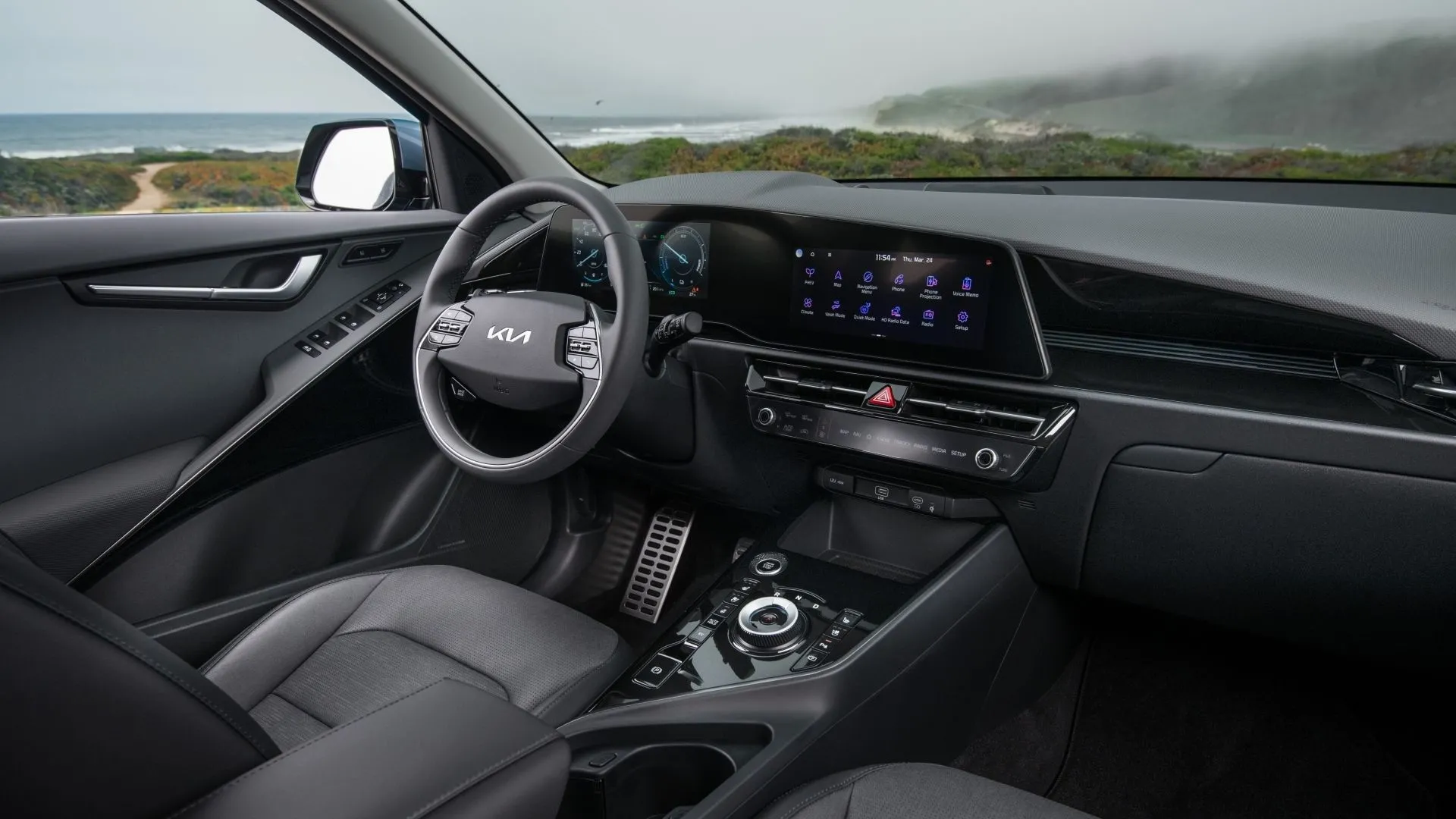 Bảng táp-lô và màn hình trung tâm trên Kia Niro 2025, thể hiện giao diện infotainment và cách bố trí cabin