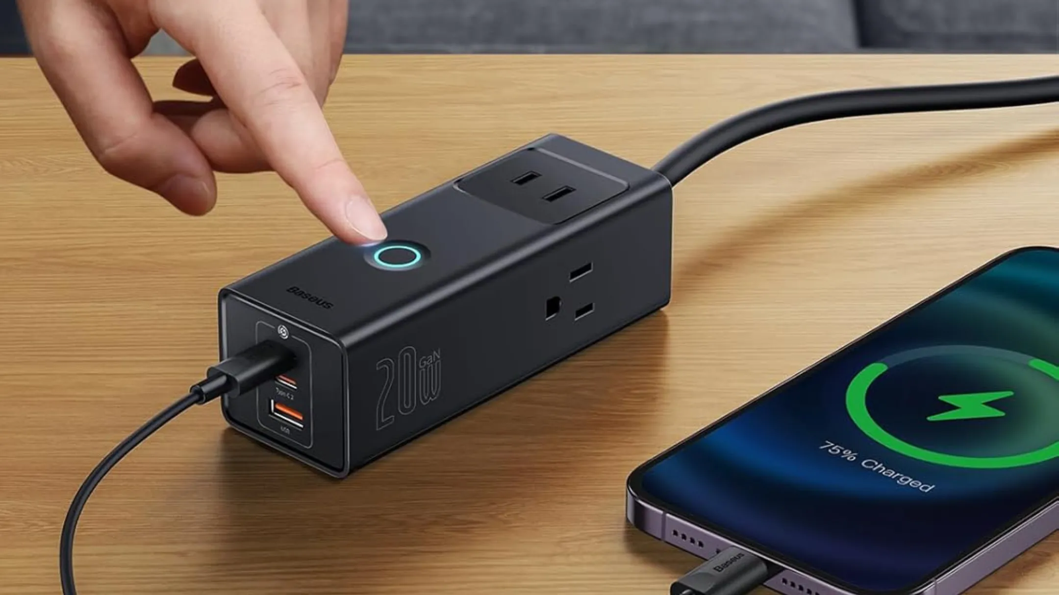 Baseus Power Strip kết nối với điện thoại, cho thấy hai cổng USB-C một USB-A và ba ổ AC, hỗ trợ sạc tối đa 20W
