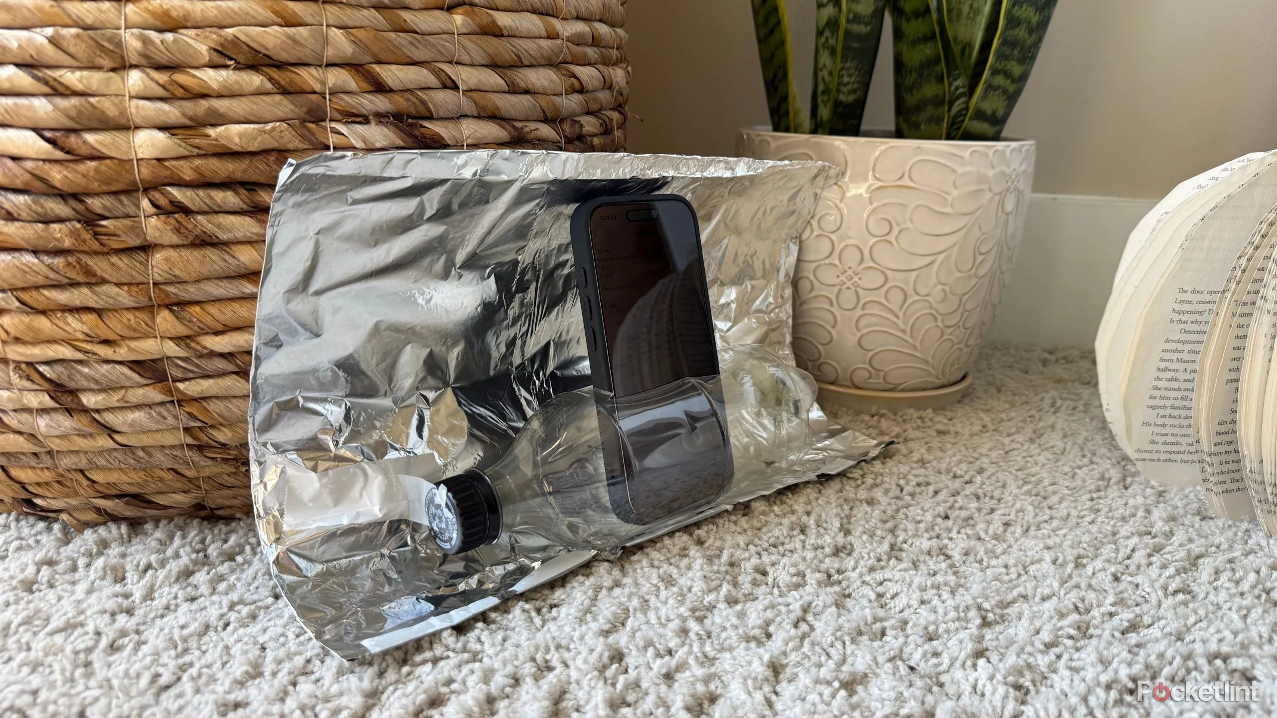 Bộ khuếch đại làm từ lon nhôm, giấy bạc và chai nhựa trước khi uốn thành parabol.