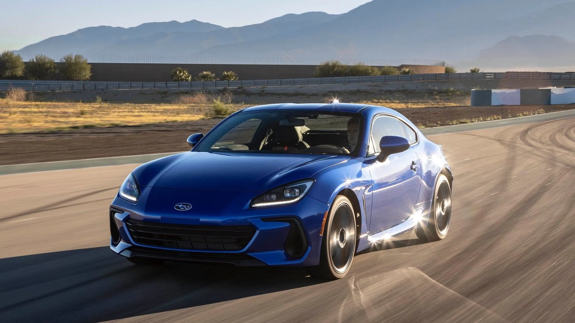 BRZ 2022 góc trước 3/4 khi ôm cua, thể hiện phản ứng khung gầm