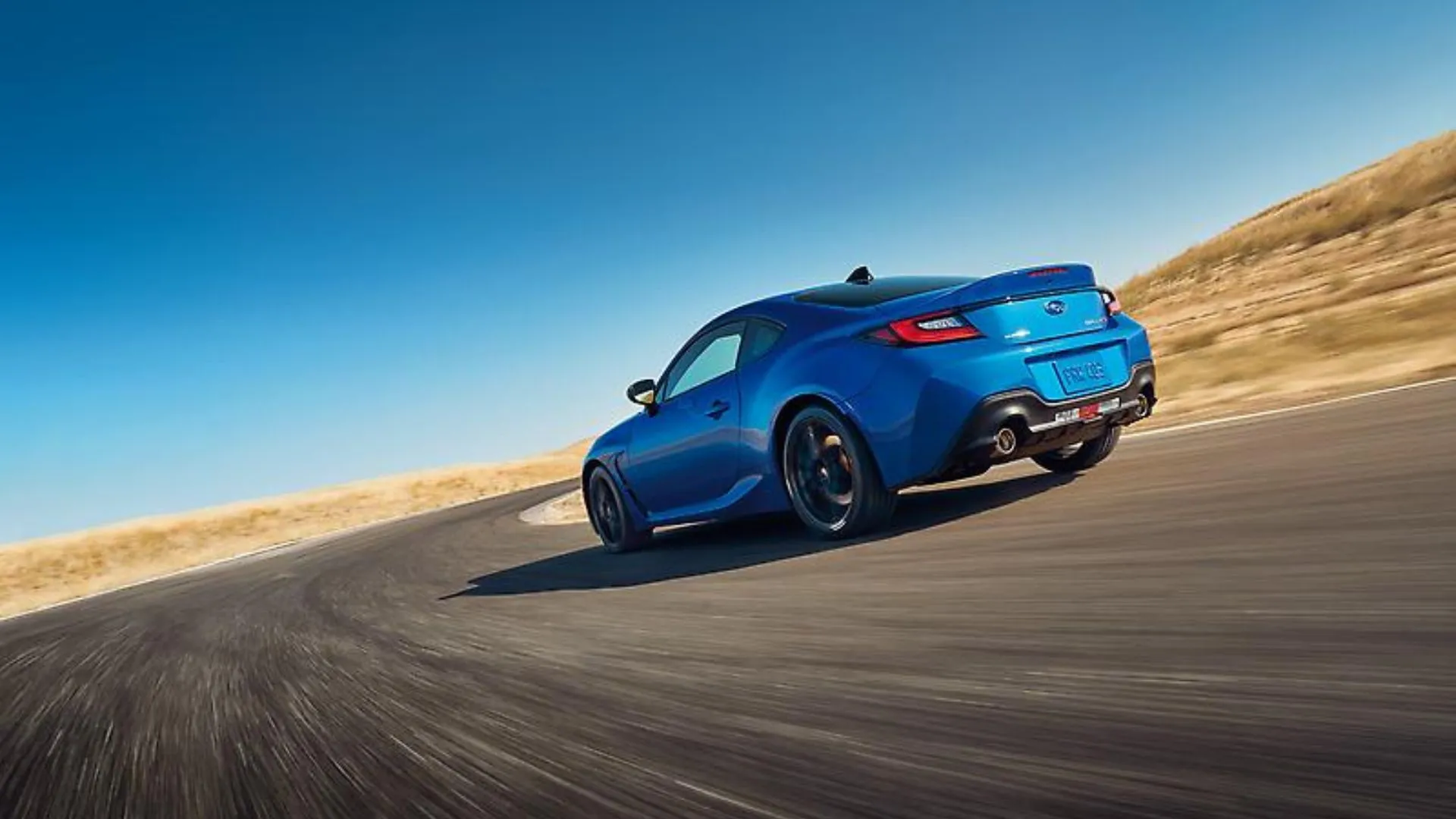 BRZ tS màu xanh di chuyển trên đường cong country road, thể hiện dáng xe thể thao